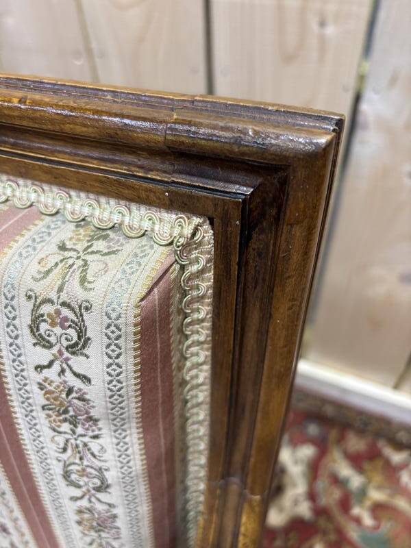 Paire de fauteuils à la reine de style Louis XVI