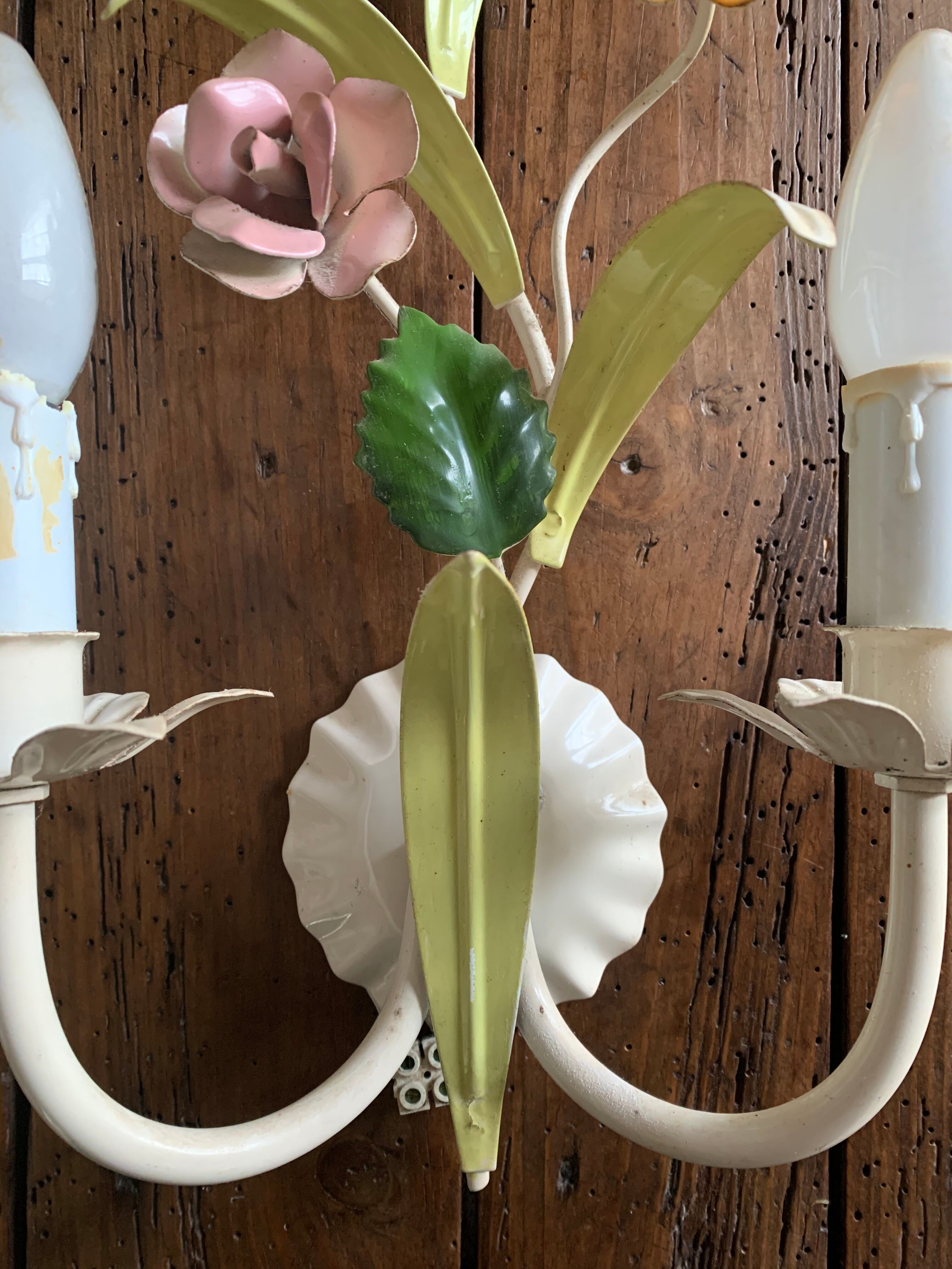 Floral metal wall sconce