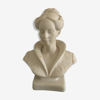 Buste féminin en plâtre