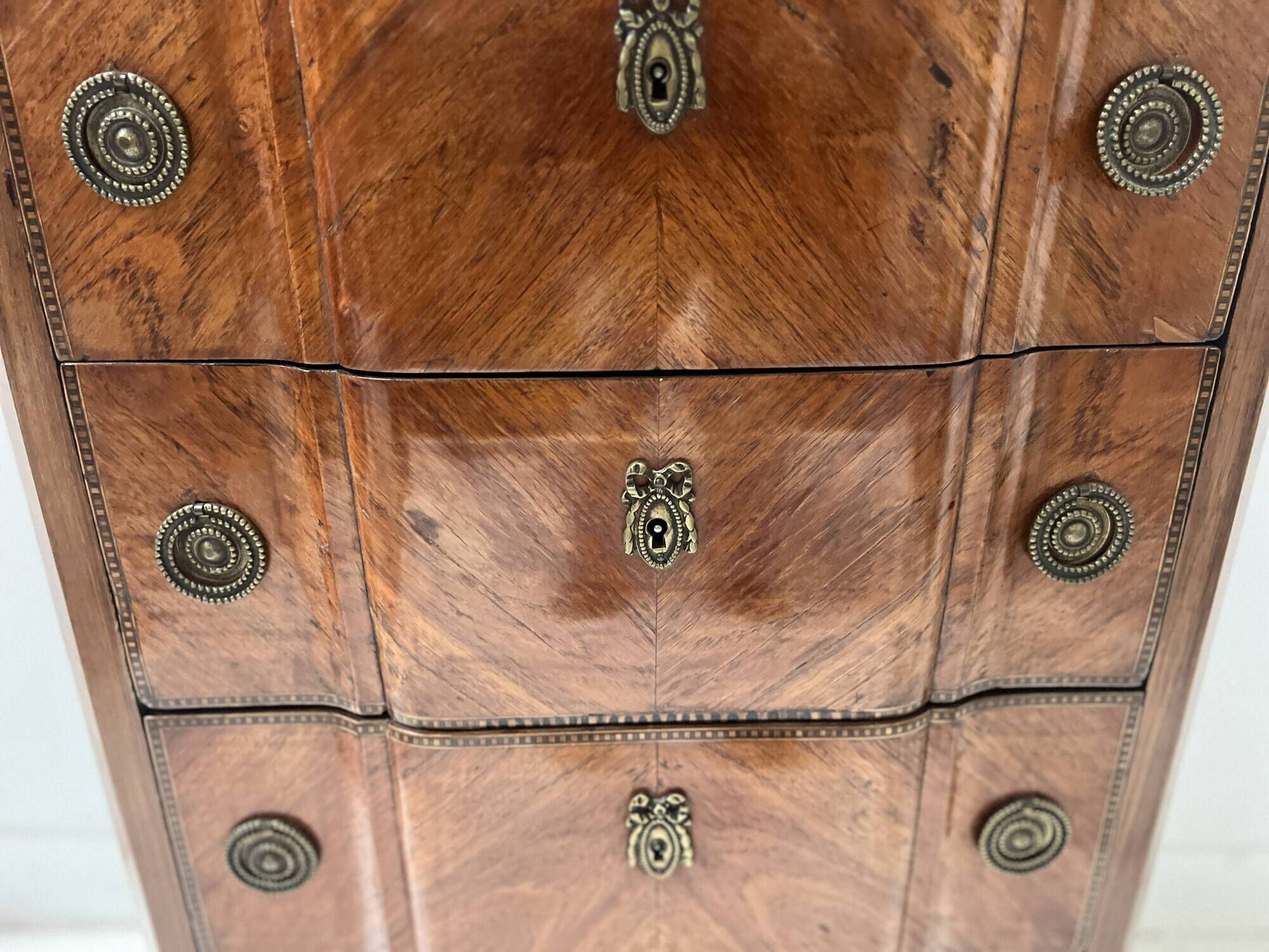 Transitional style chest of drawers in rosewood and amaranth veneer, 20th century.