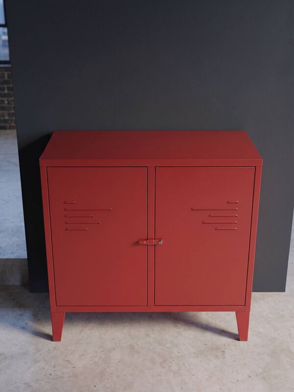 Mobilier en métal rouge de style industriel