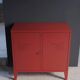 Mobilier en métal rouge de style industriel