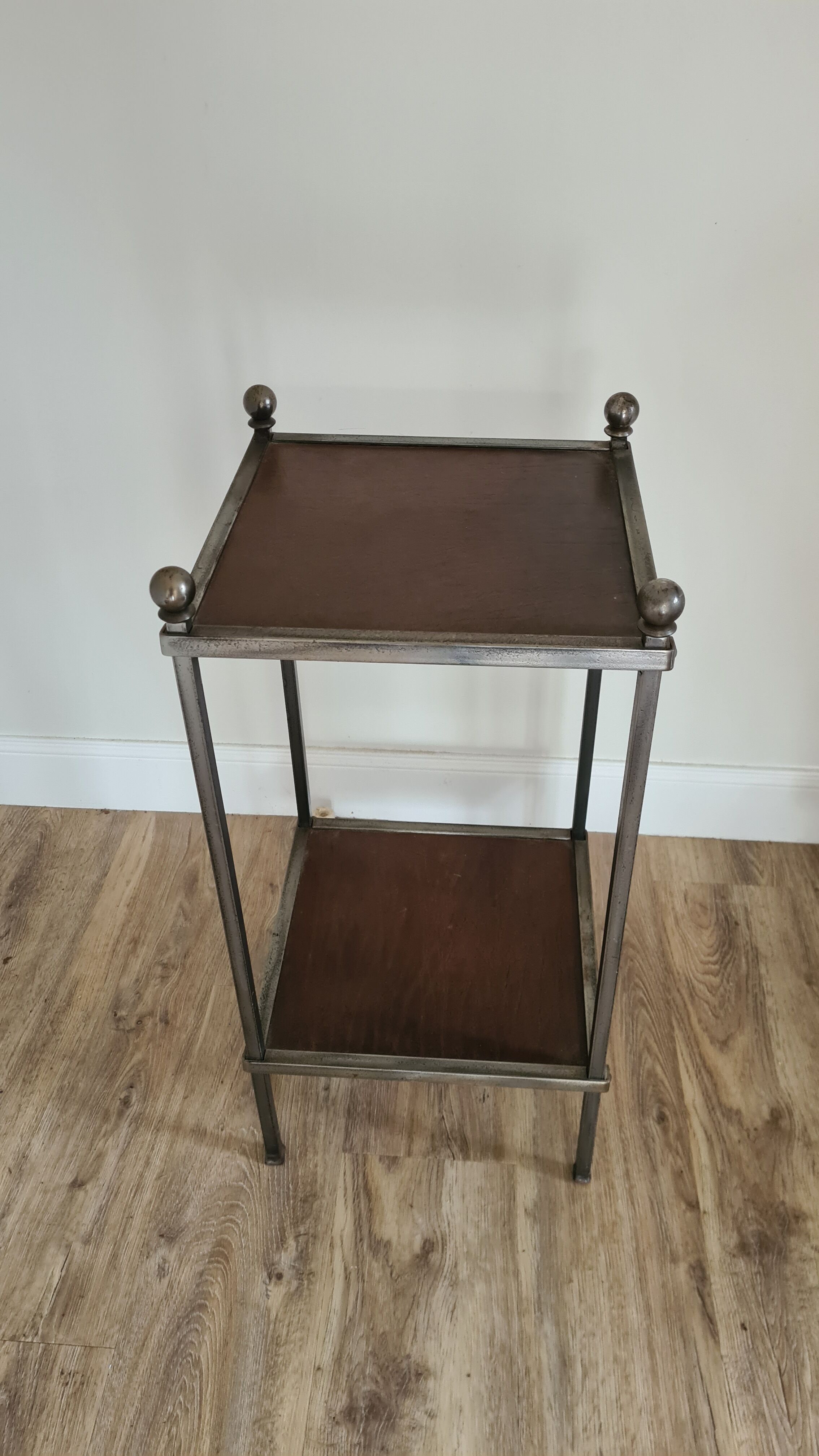Pedestal table in leather and metal