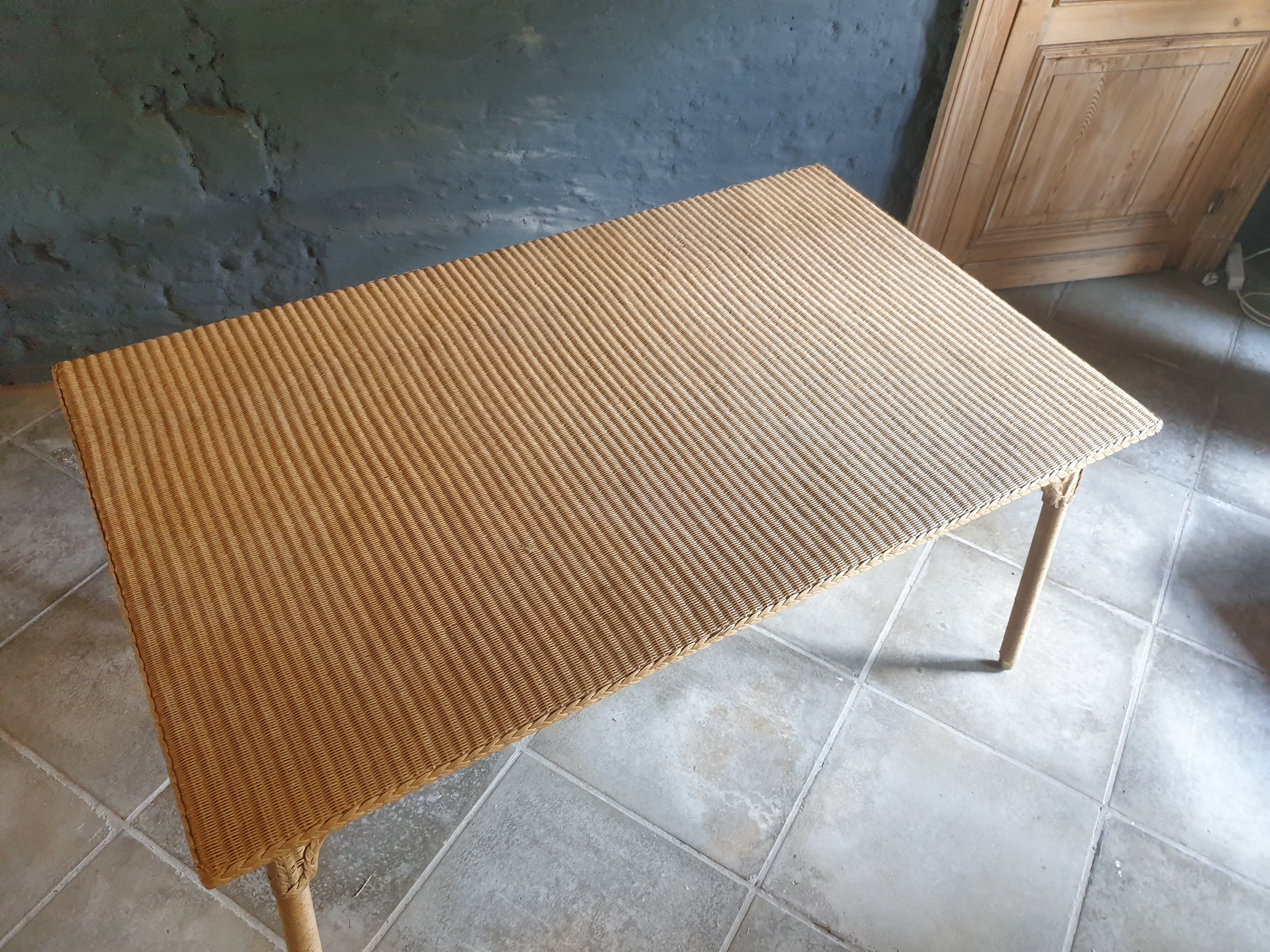 Table Lloyd Loom