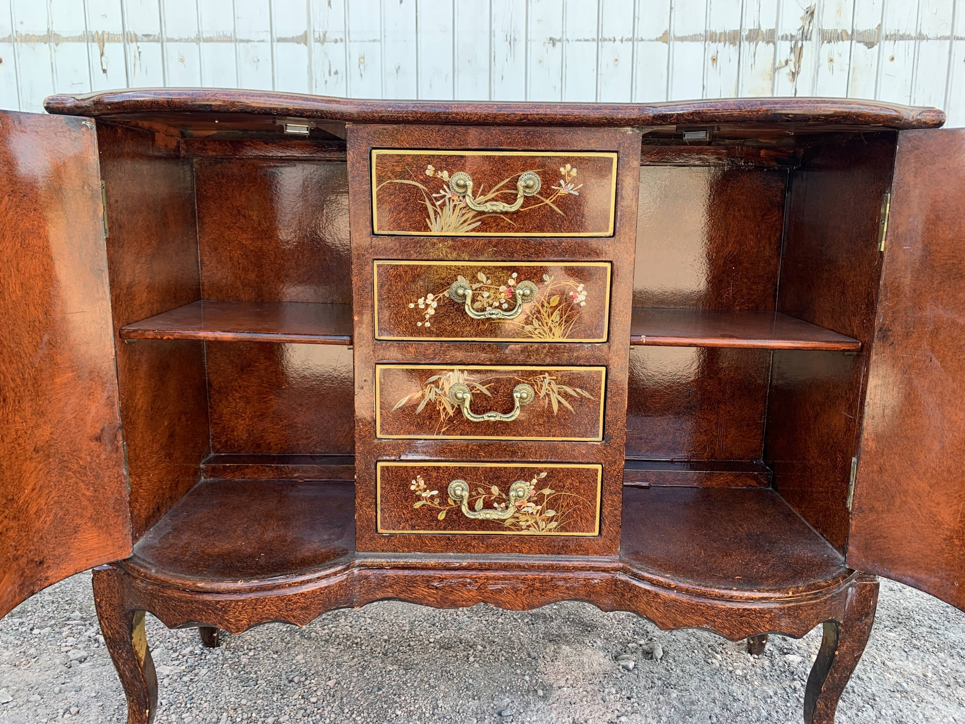 Venetian chest of drawers