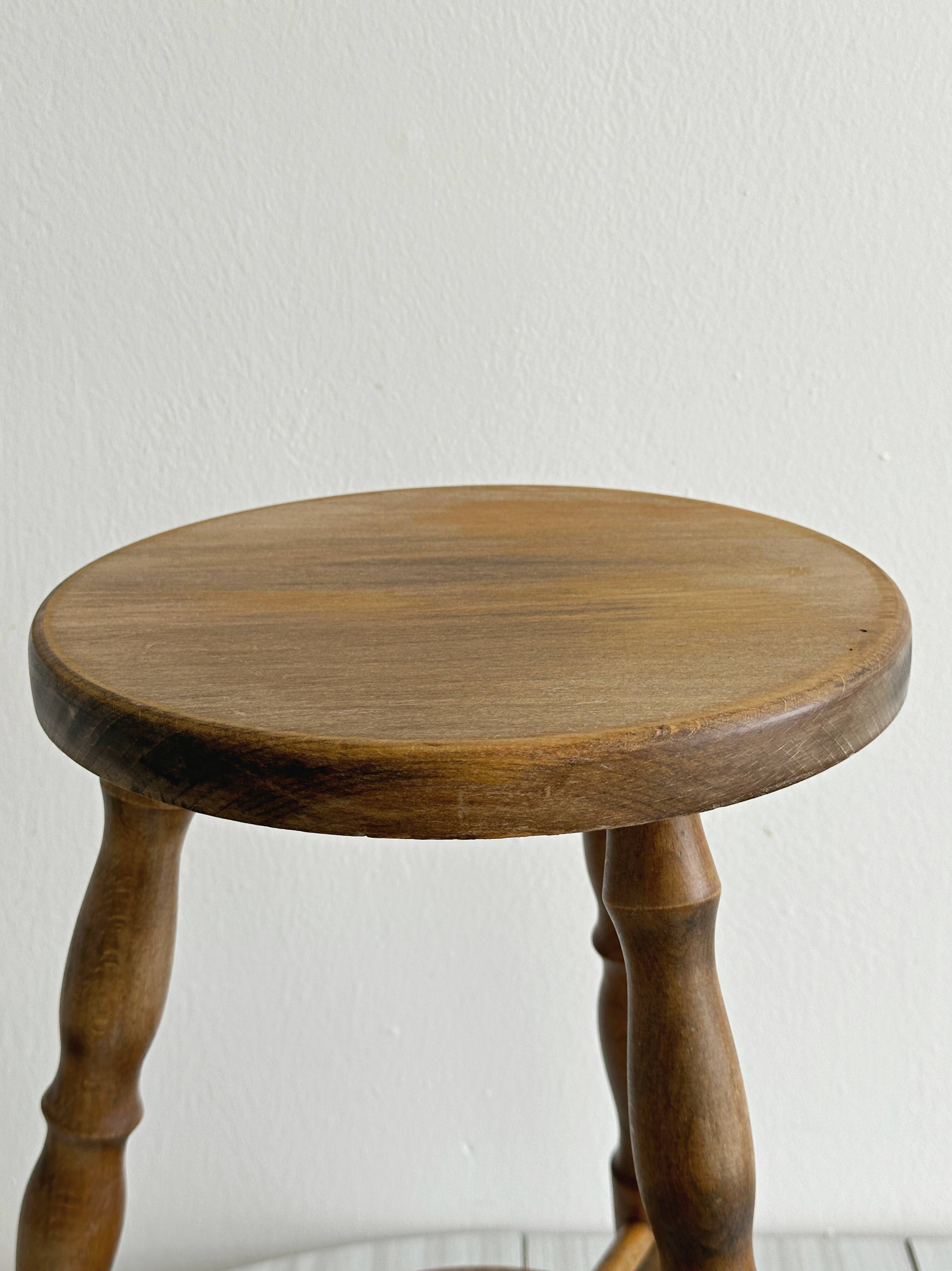 Tabouret vintage en bois tourné avec tablette basse