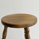 Tabouret vintage en bois tourné avec tablette basse
