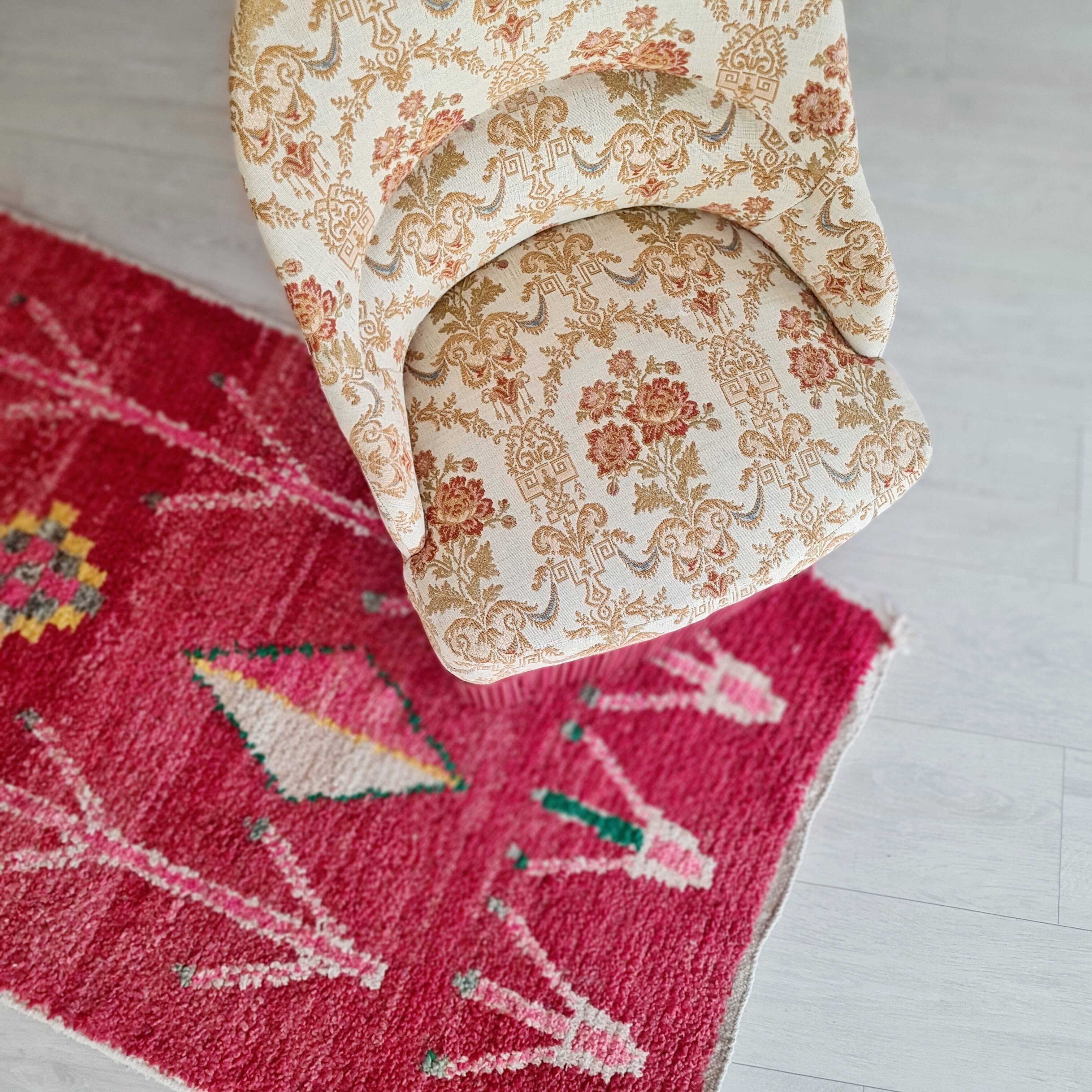 Beige toad armchair with floral patterns and red fringes