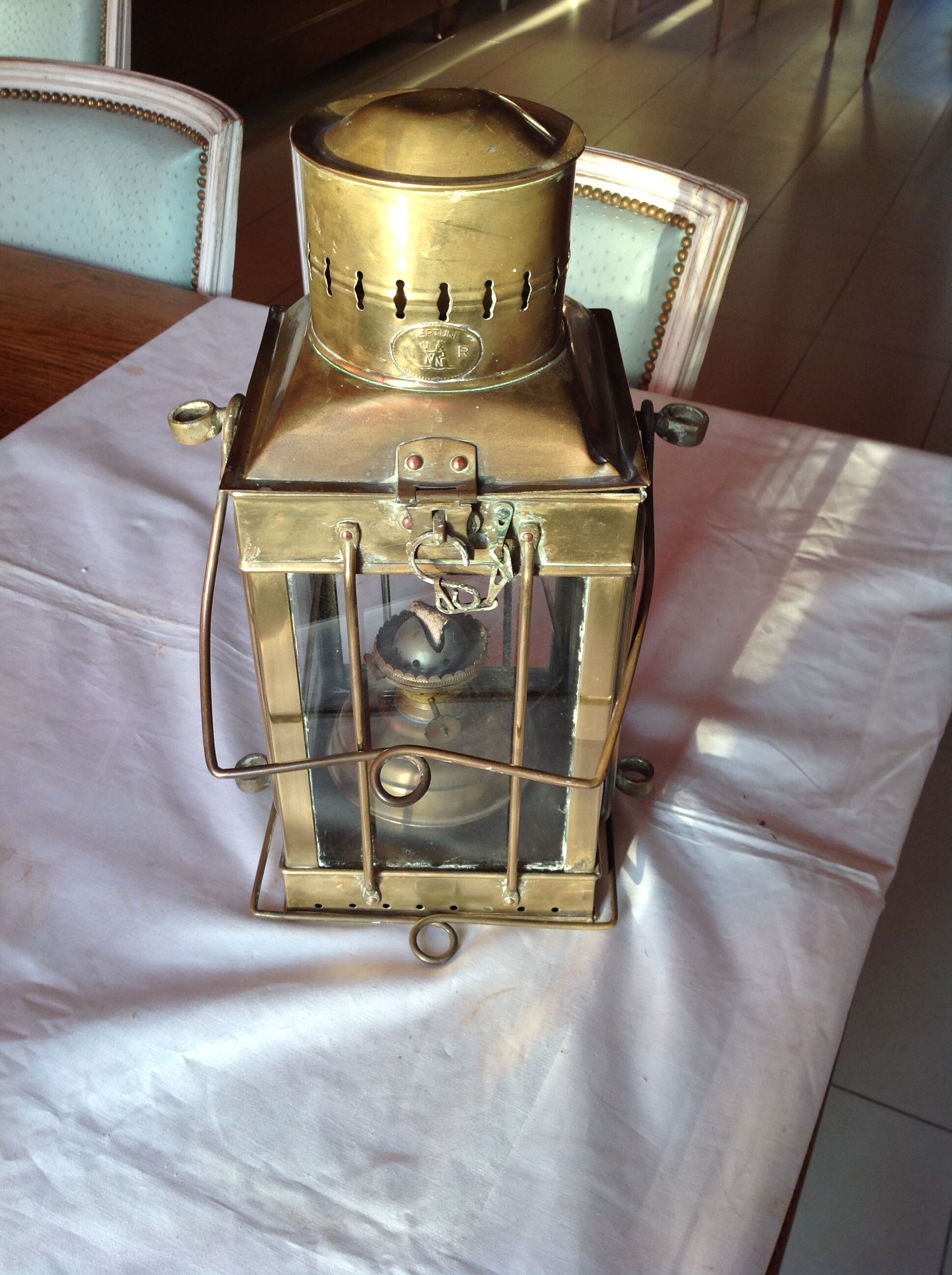 Ancienne lampe de bateau, à pétrole