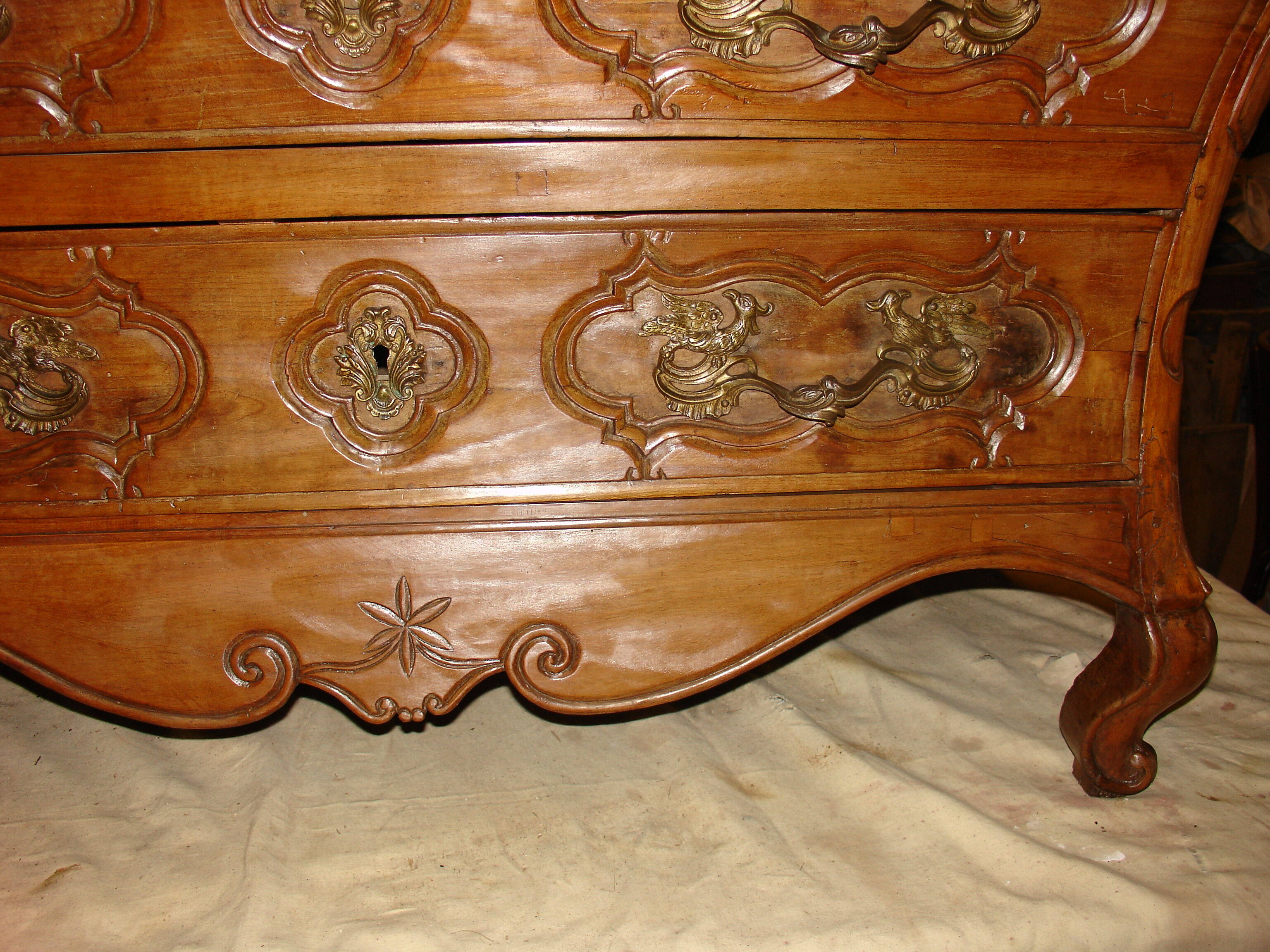 Commode dite "Tombeau" époque Régence de la fin du XVII siècle en merisier massif