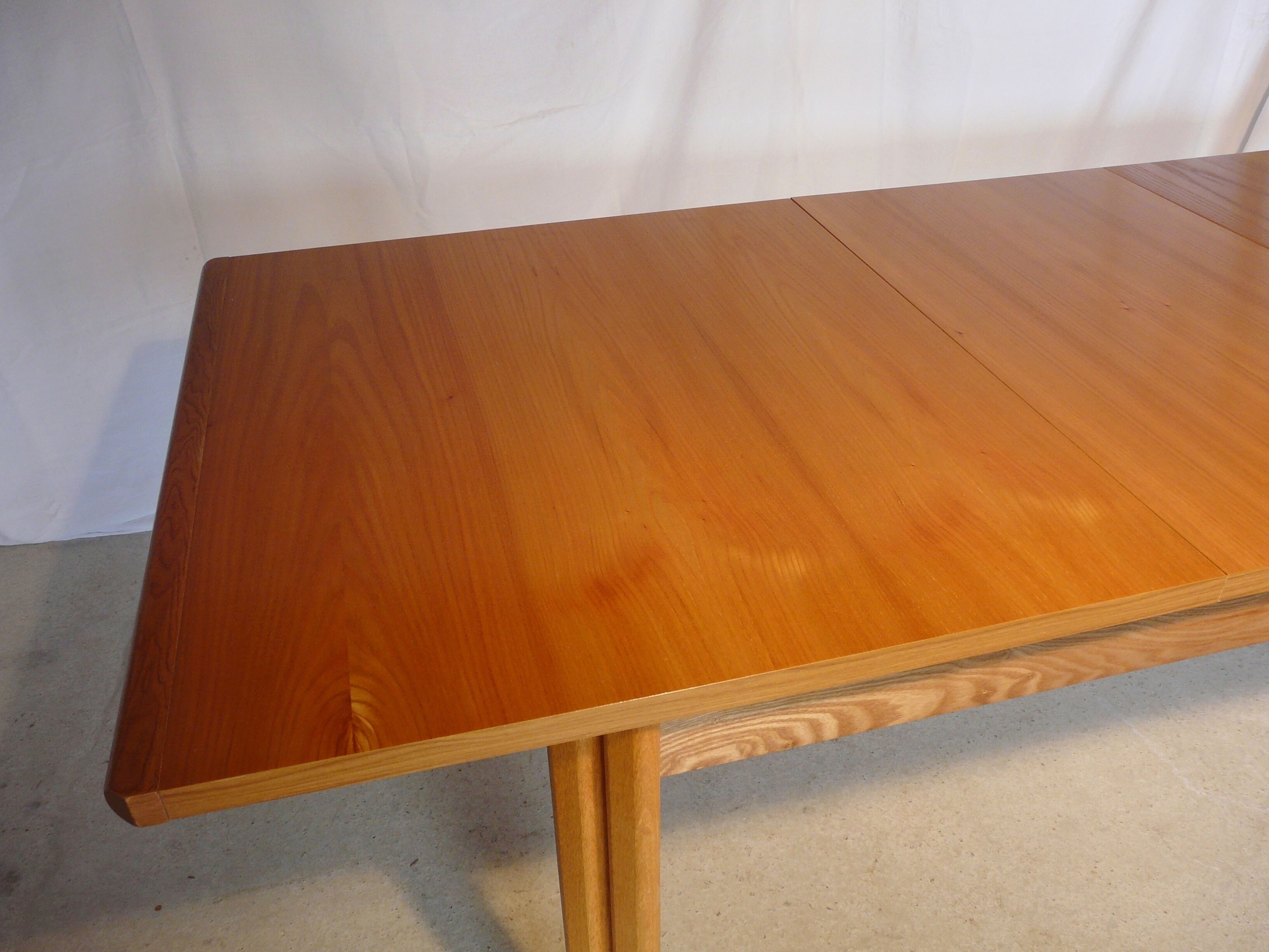 Extendable rectangular table in blond wood