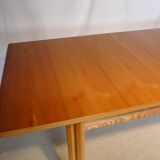 Extendable rectangular table in blond wood