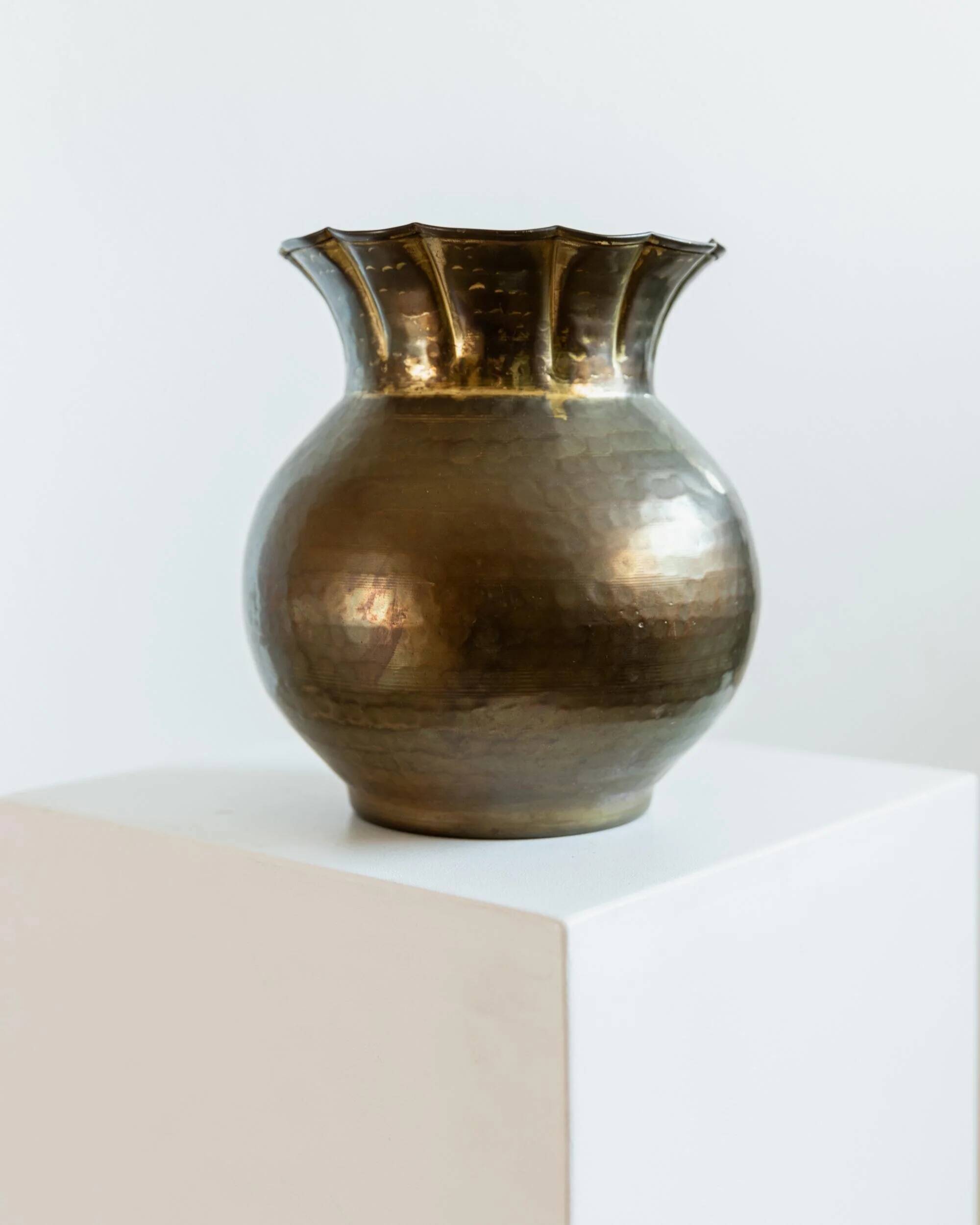 Vase vintage en laiton des années 1960, forme sphérique avec bord ondulé