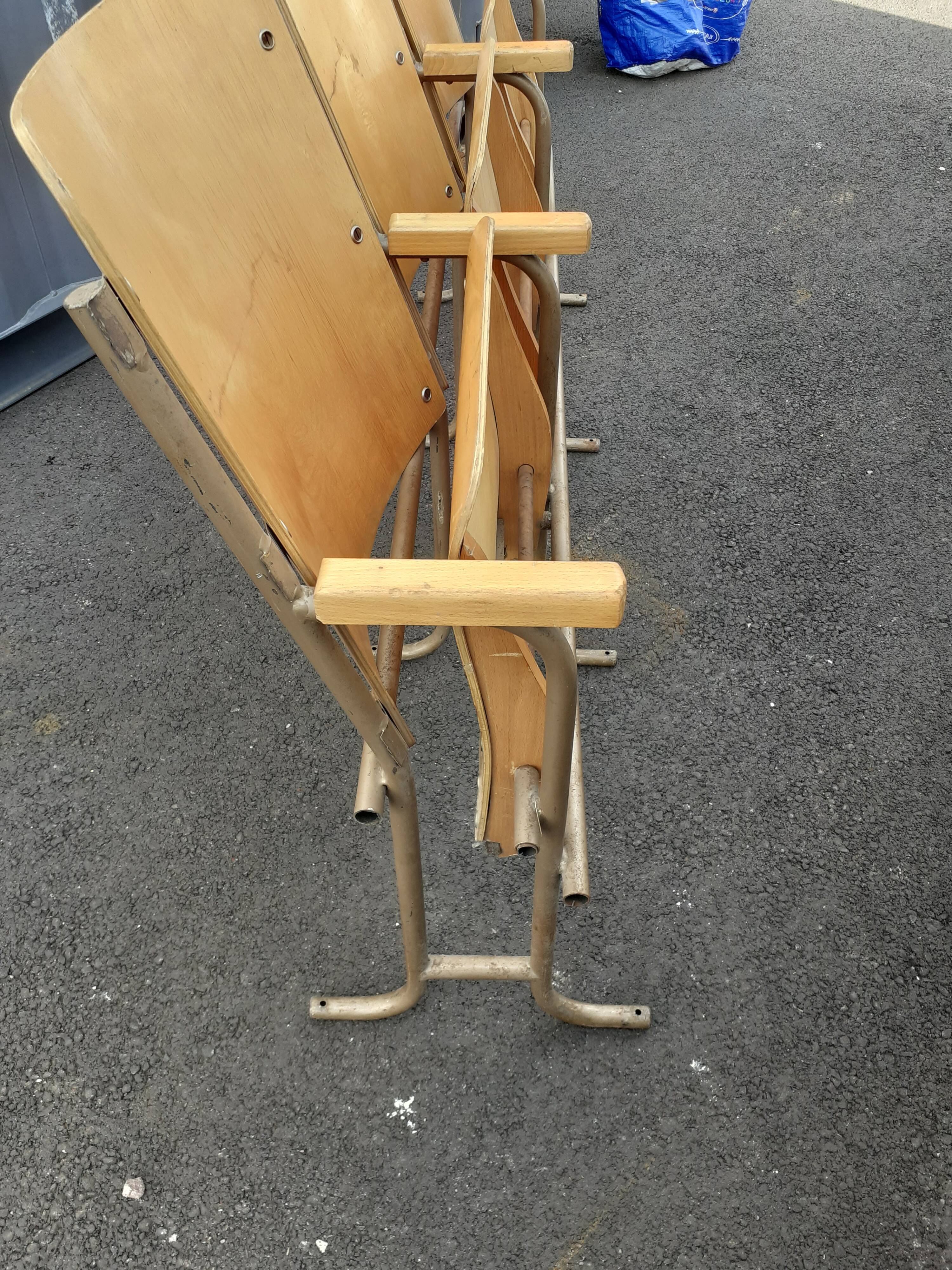 Wheelchair cinema theatre strapontin