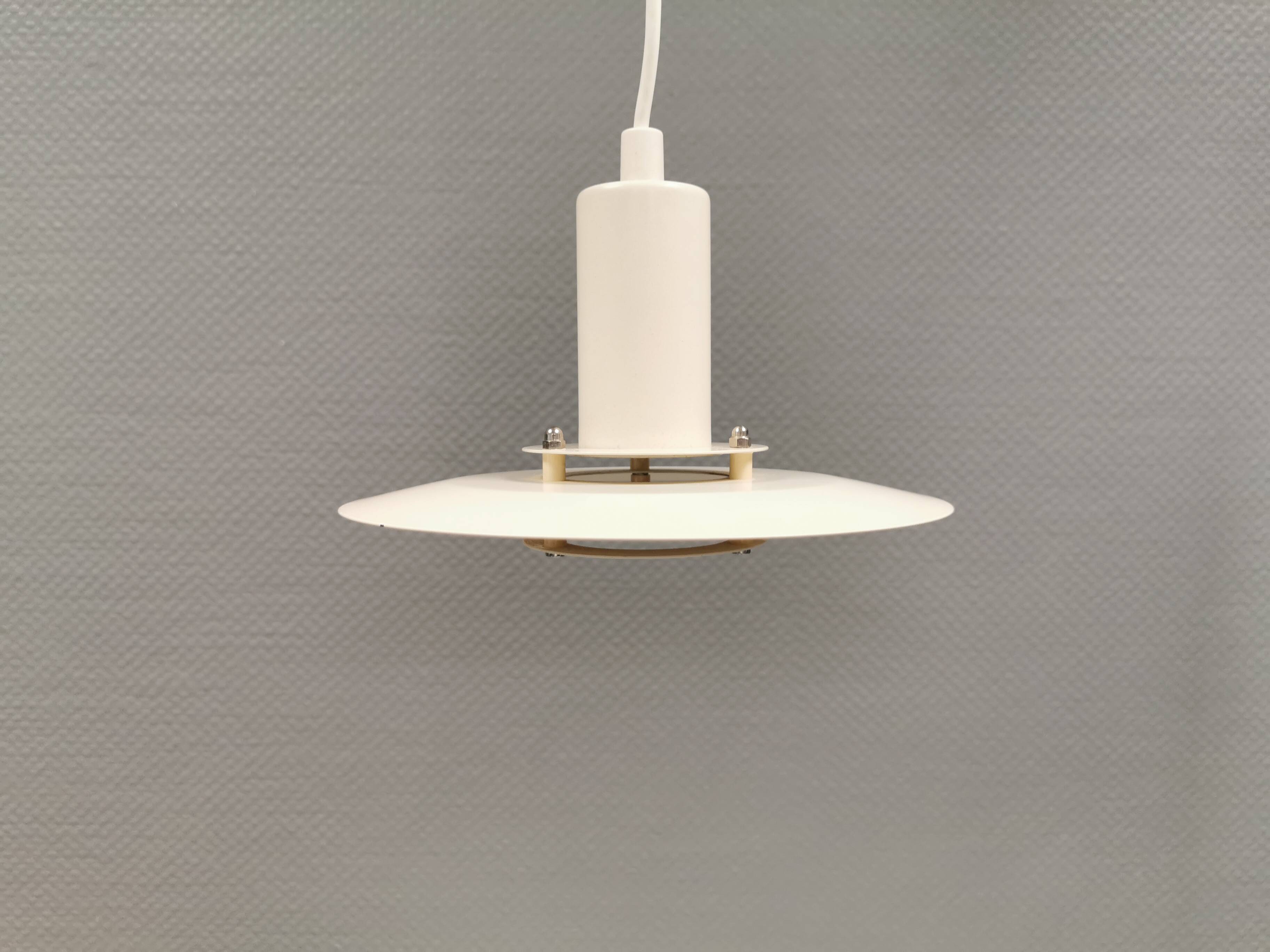 Une lampe suspendue minimaliste blanche de Lyfa Danemark, années 1980.