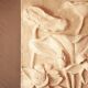 Relief avec des fleurs. Bas-relief avec fleurs. Relief avec des fleurs. Fleurs en relief.