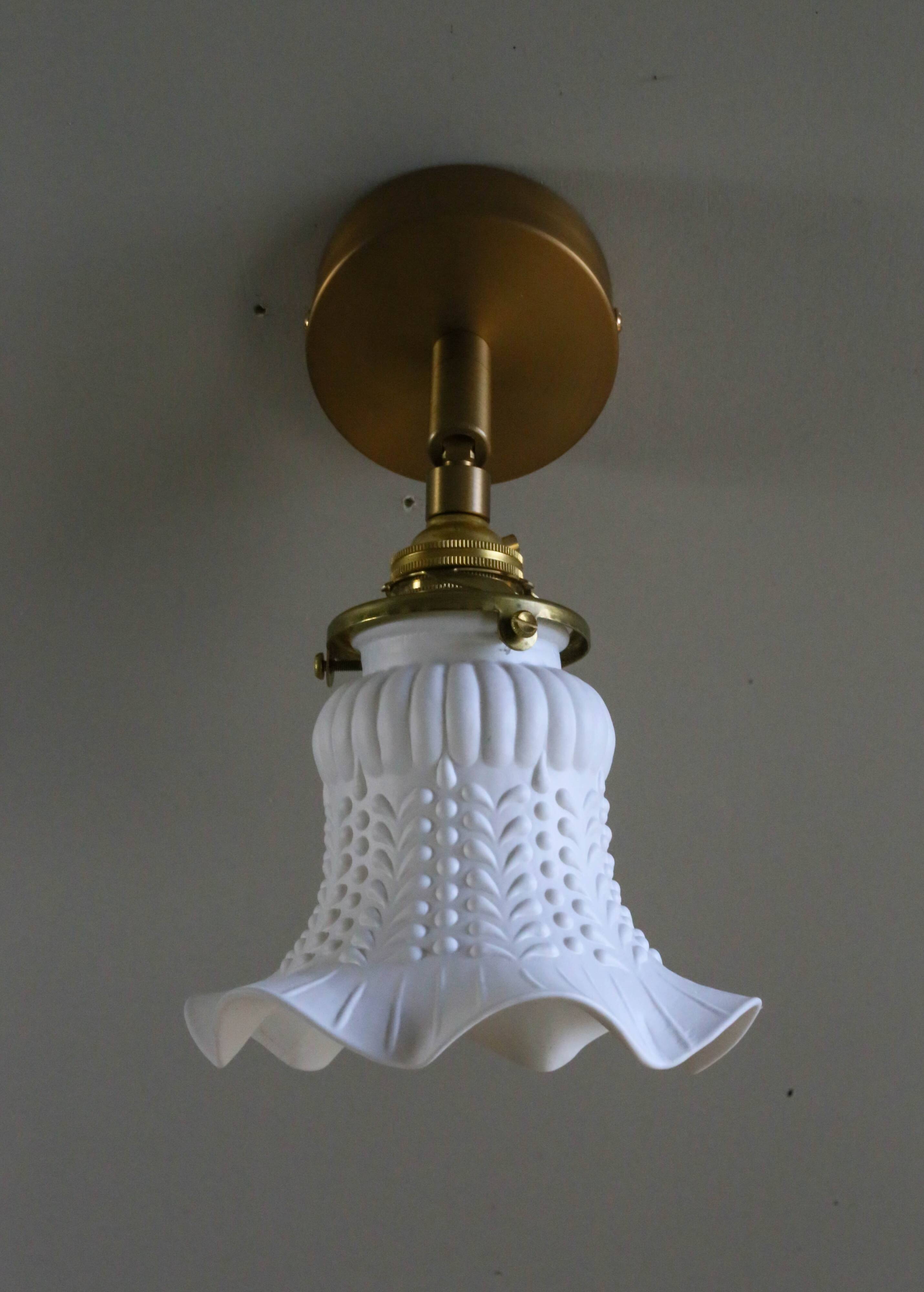 Antique wall light in white painted glass - metal support