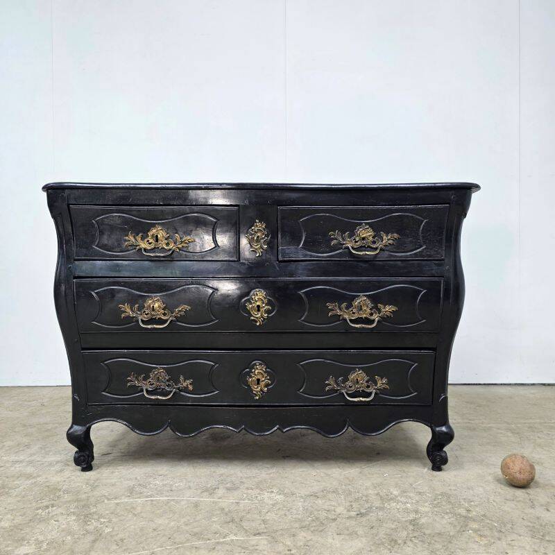 Beautiful curved tomb commode from the Louis XV period, black lacquered.