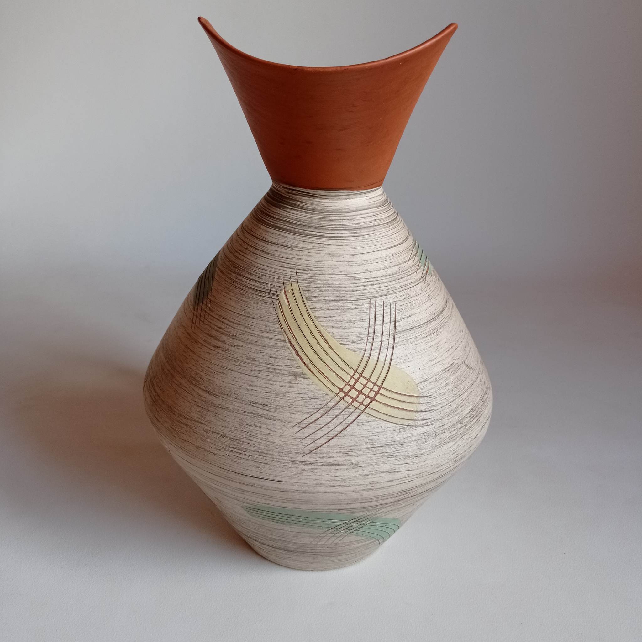 Carafe d’eau faite à la main des années 50