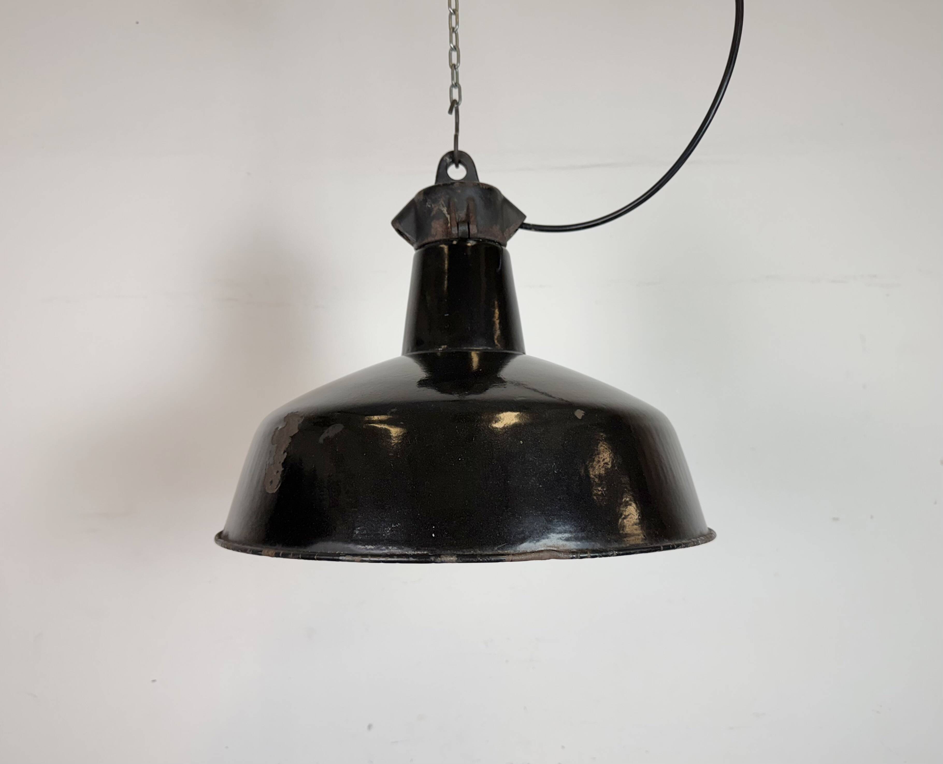 Lampe d'usine industrielle en émail noir avec dessus en fonte, années 1950