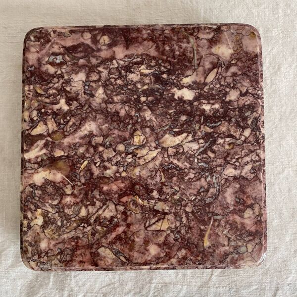 Dessous de plat en marbre rose et pieds boules laiton