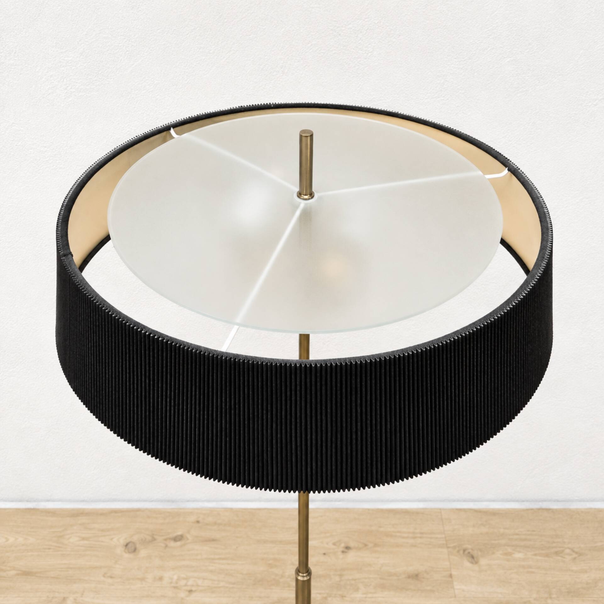 Lampe sur pied Van De Heg design chrome / abat-jour noir strié