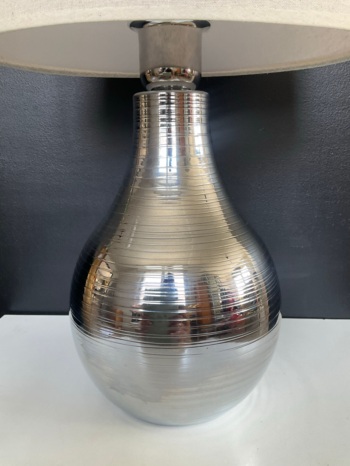 Lampe design en métal chromé