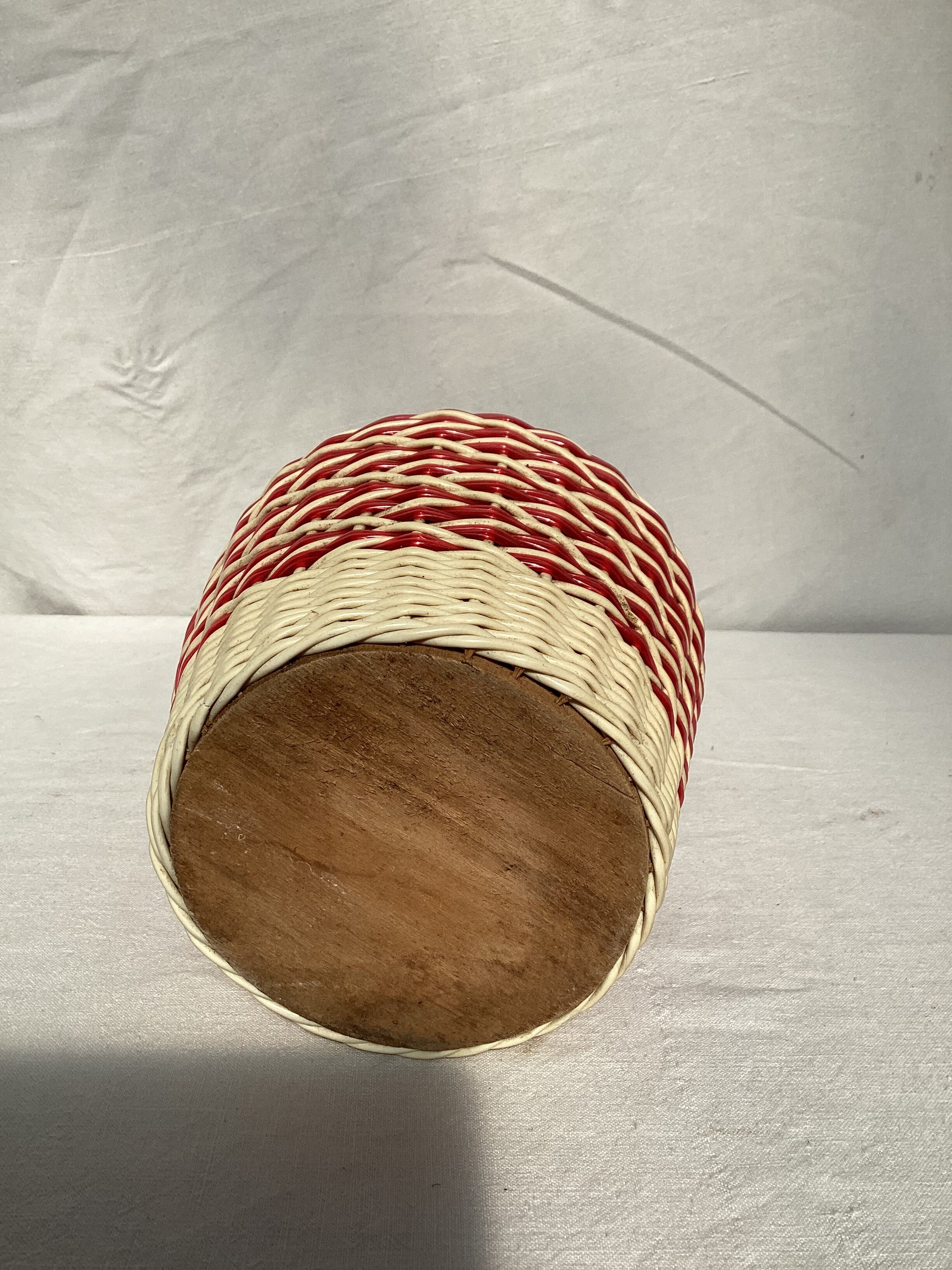 Dame jeanne bonbonne en plastique blanche et rouge dimension : hauteur -25 cm-