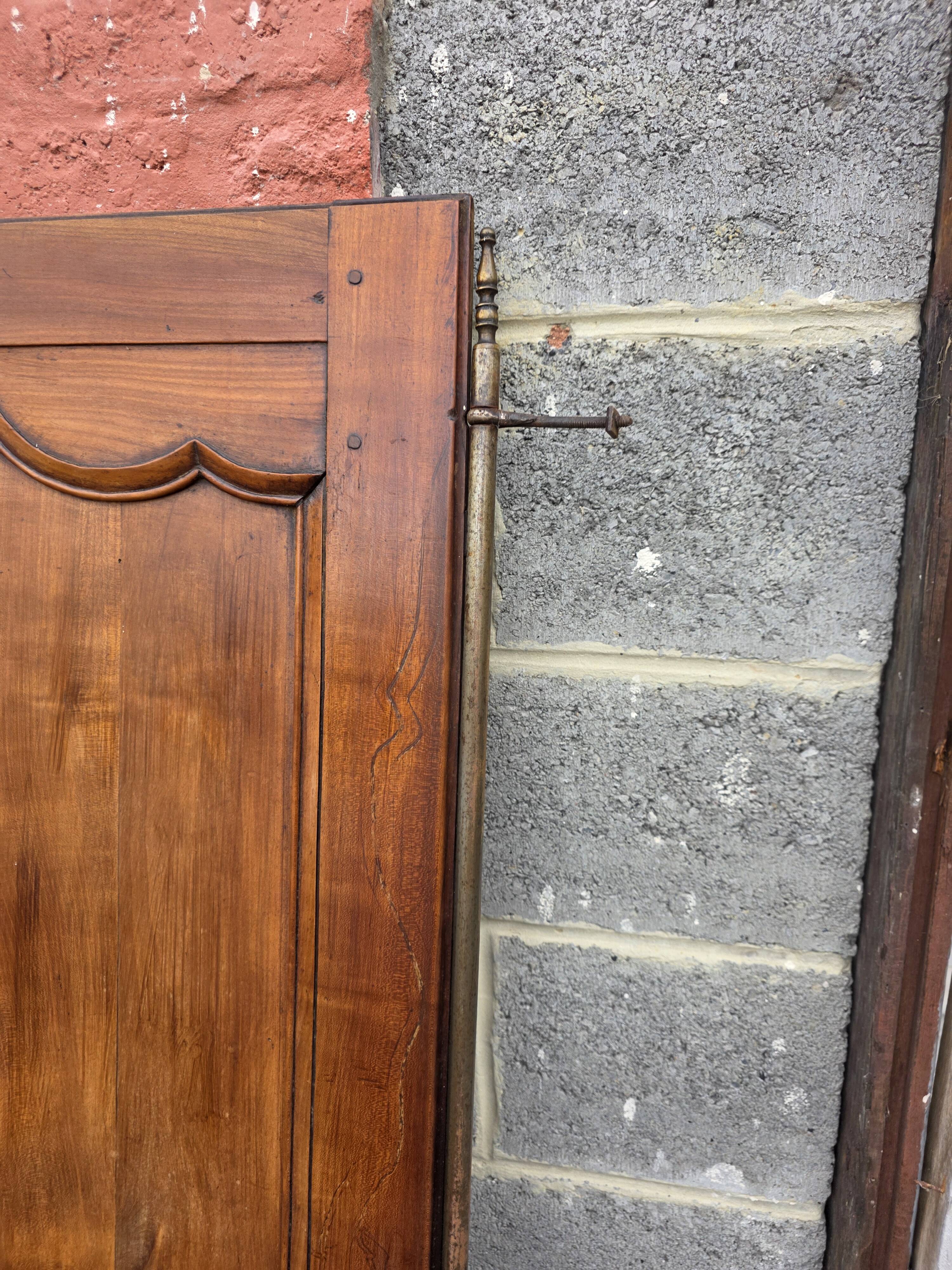 Paire de portes de placard style Louis XV en merisier massif