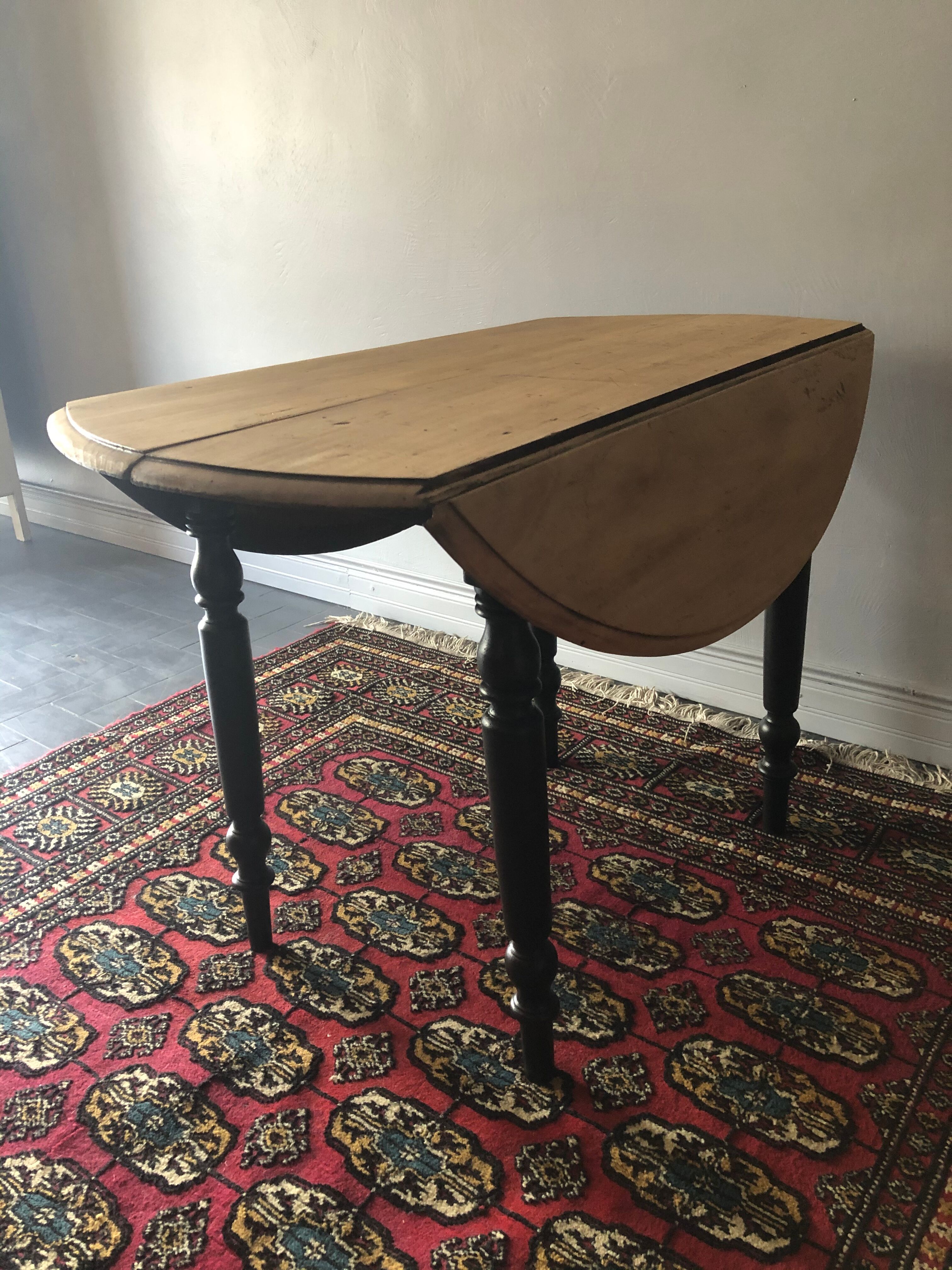Round table with flaps, early 20th century