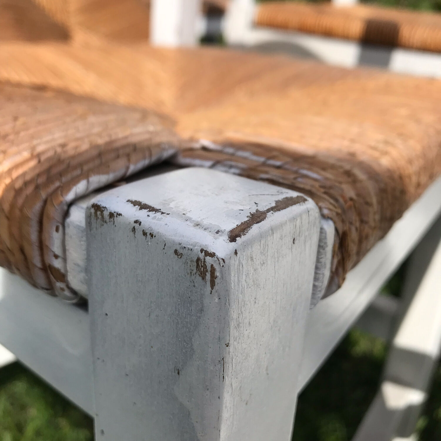 6 chaises blanches en bois assises paillées