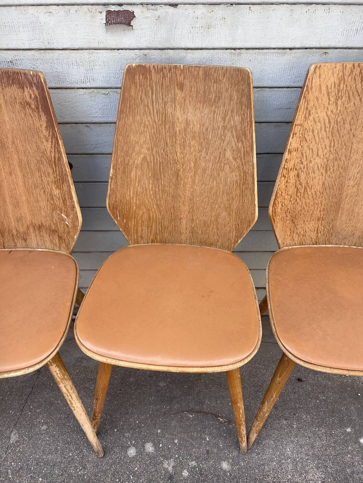 (Lot) 5 vintage wooden chairs attributed to Baumann (to be restored)