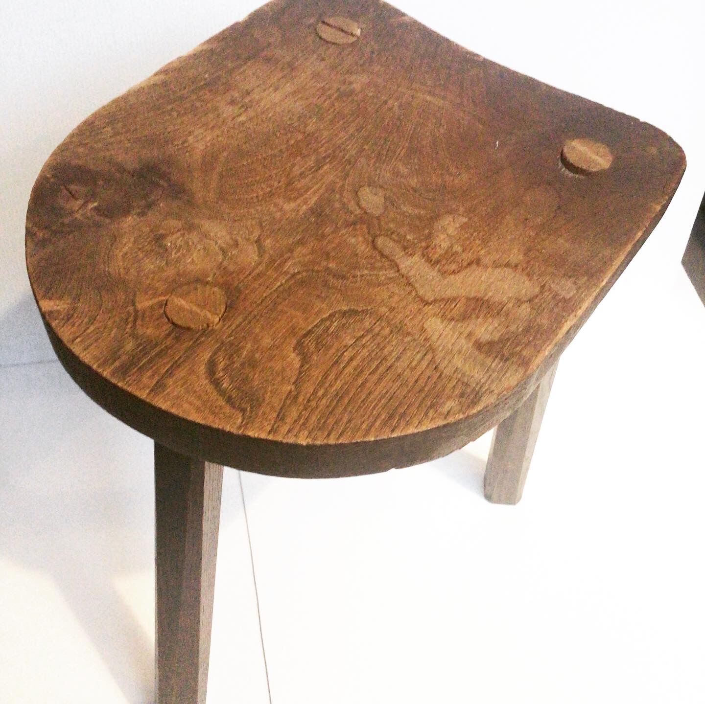 Tabouret de traite brutaliste en bois massif
