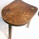 Tabouret de traite brutaliste en bois massif