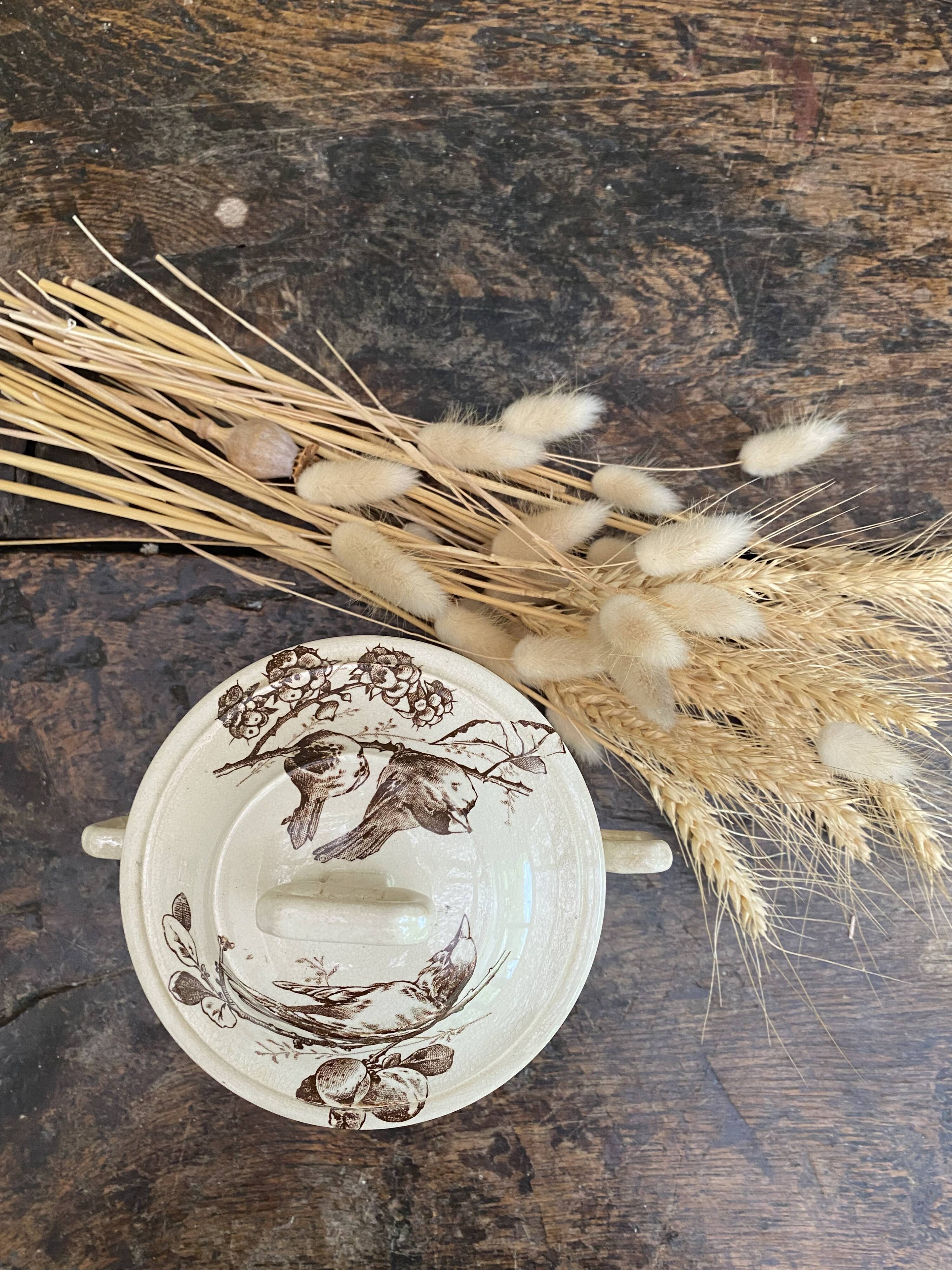 Earthenware bonbonnière