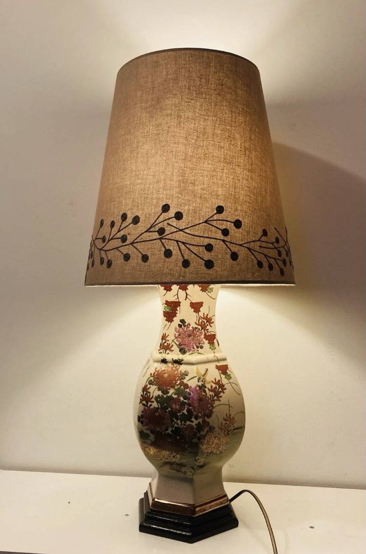 Vintage Asian lamp in ceramic with a wooden base, adjustable lampshade.