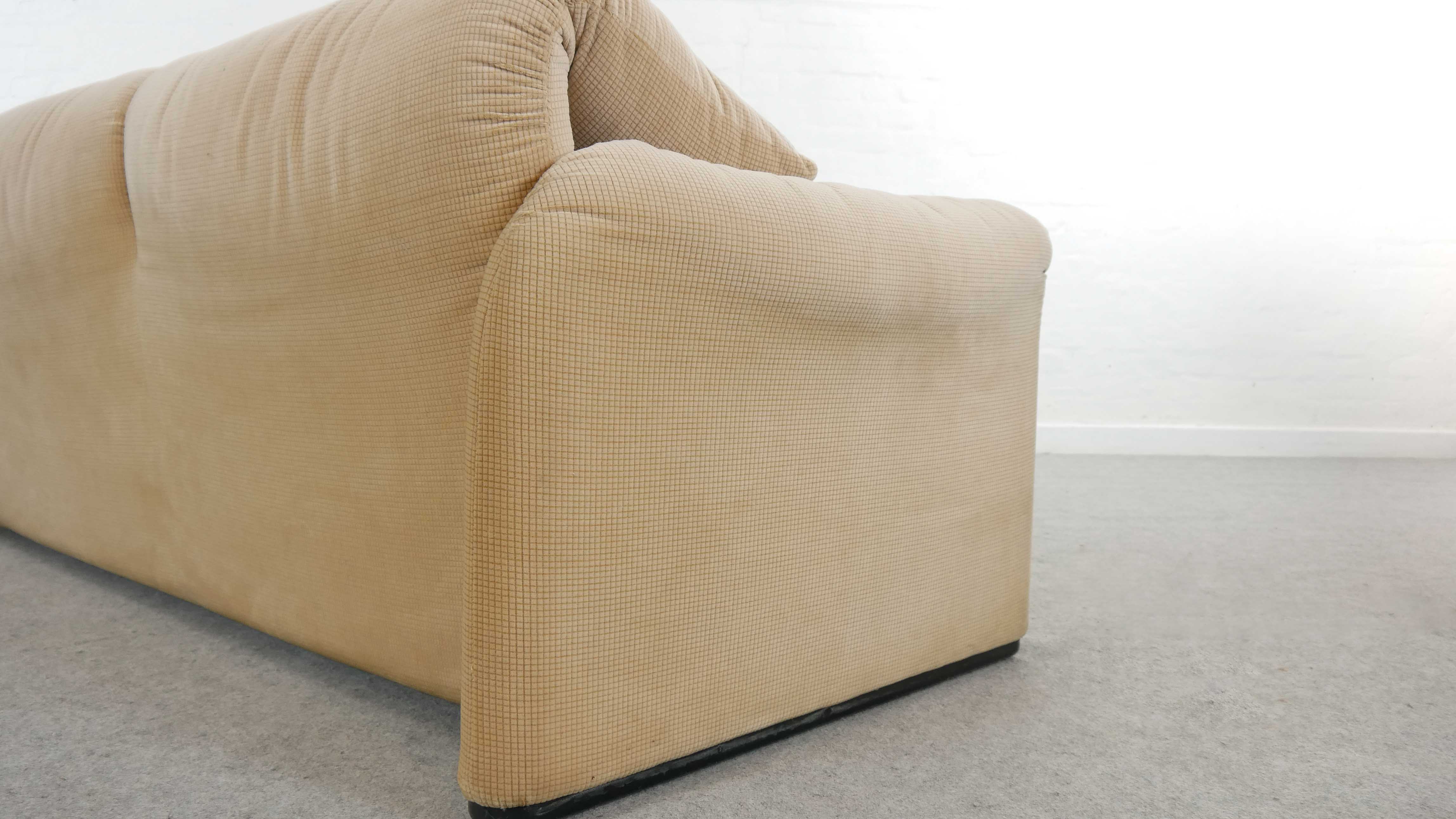 Maralunga 3-seat Sofa in beige by Vico Magistretti for Cassinaa, Italy