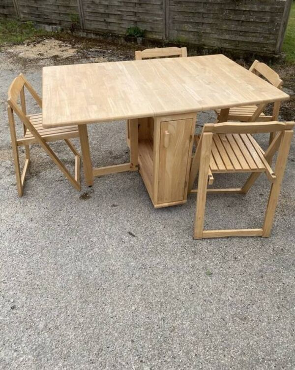 Table et chaises bois IKEA vintage