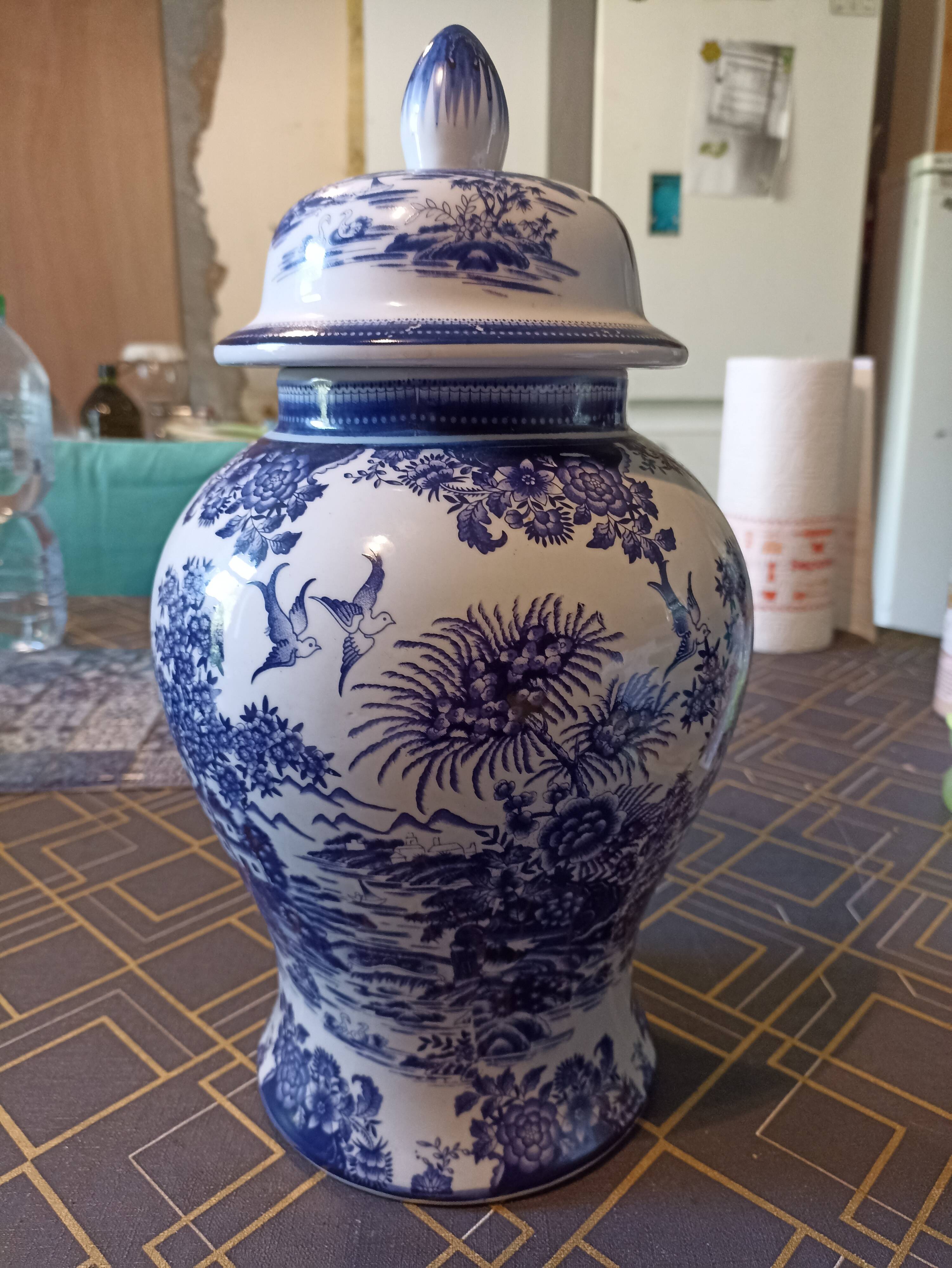 Porcelain pot with lid