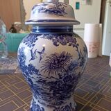 Porcelain pot with lid