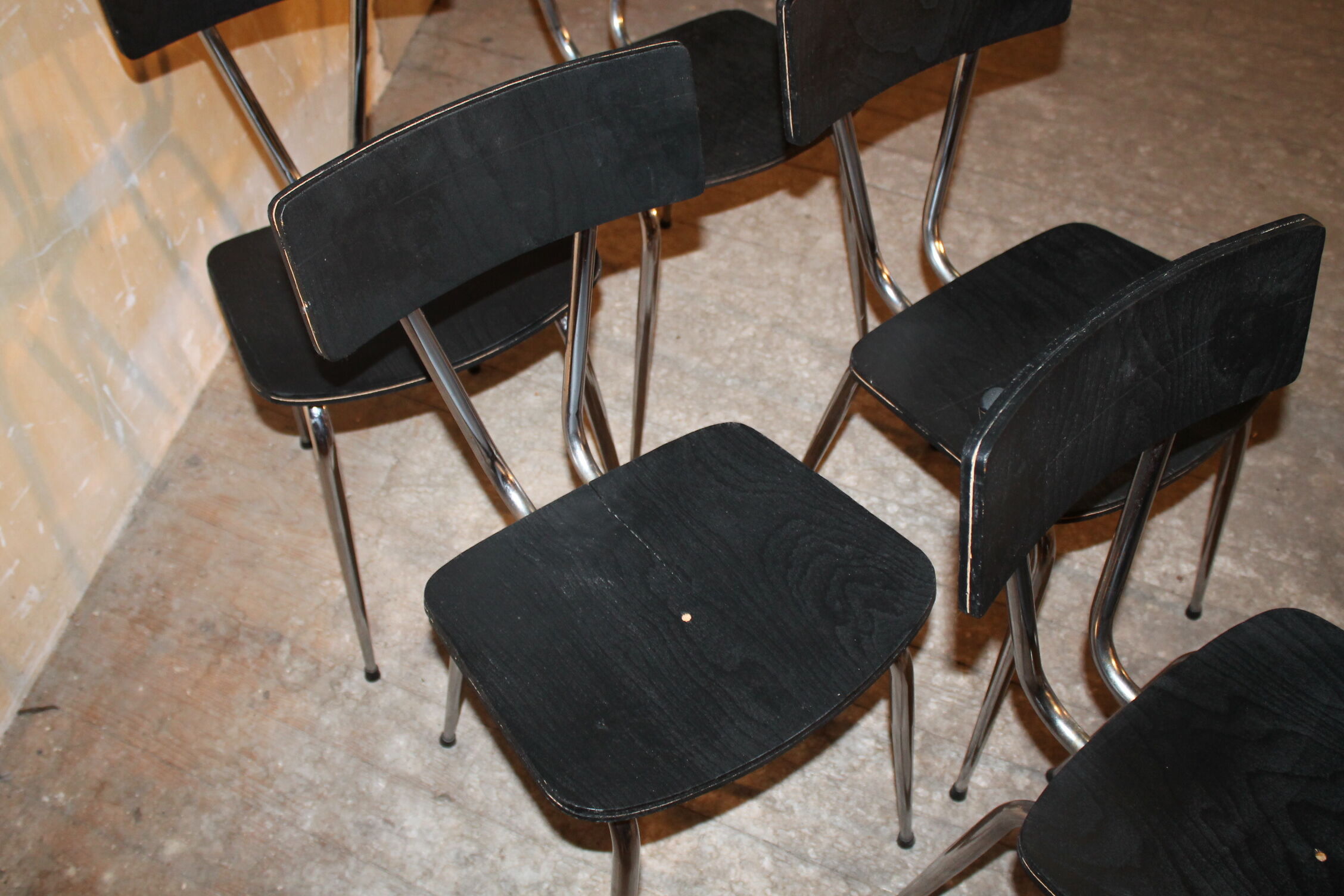 Lot of 25 chairs