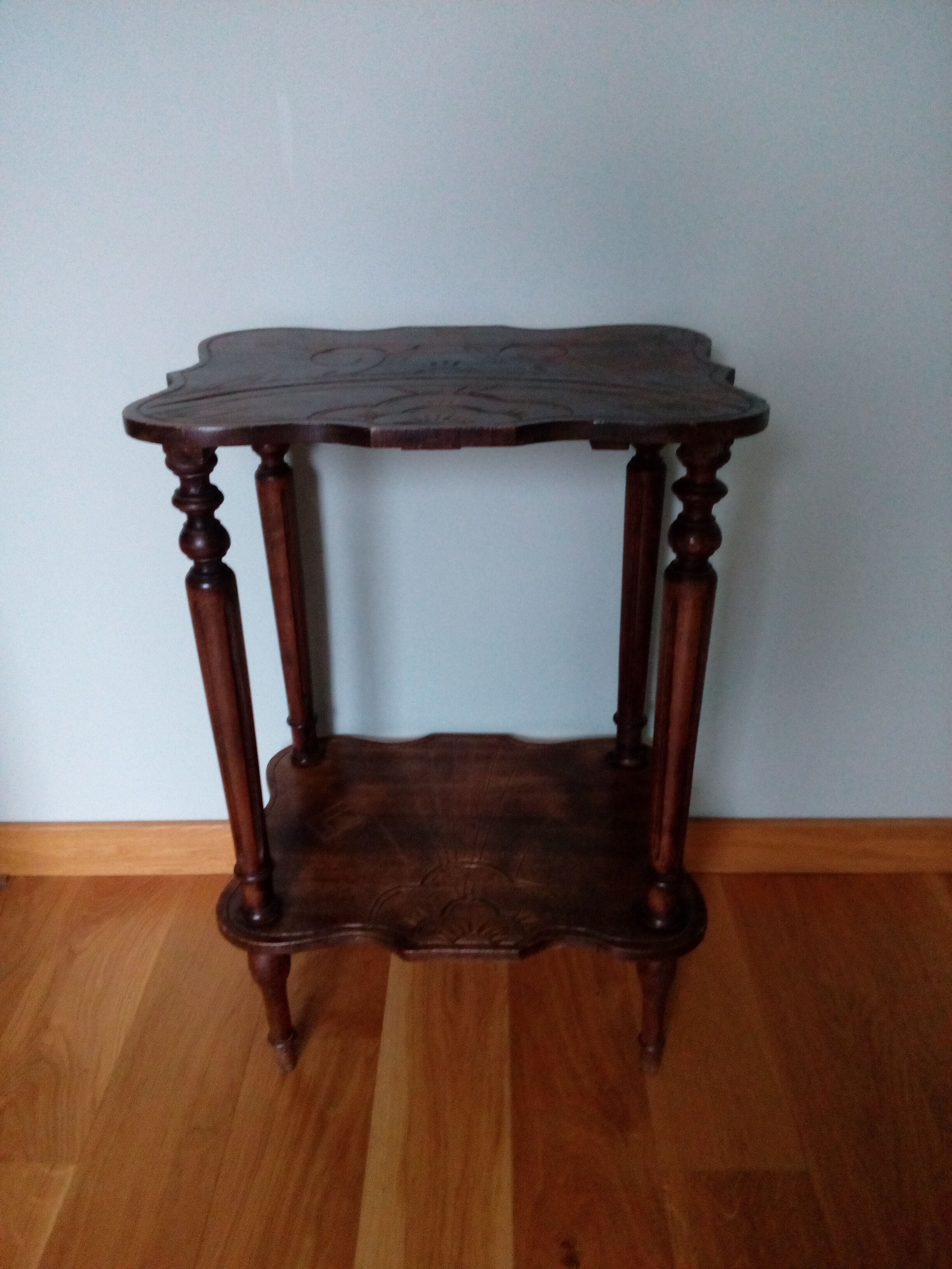 Console solid wooden sofa tip, turned wooden footing