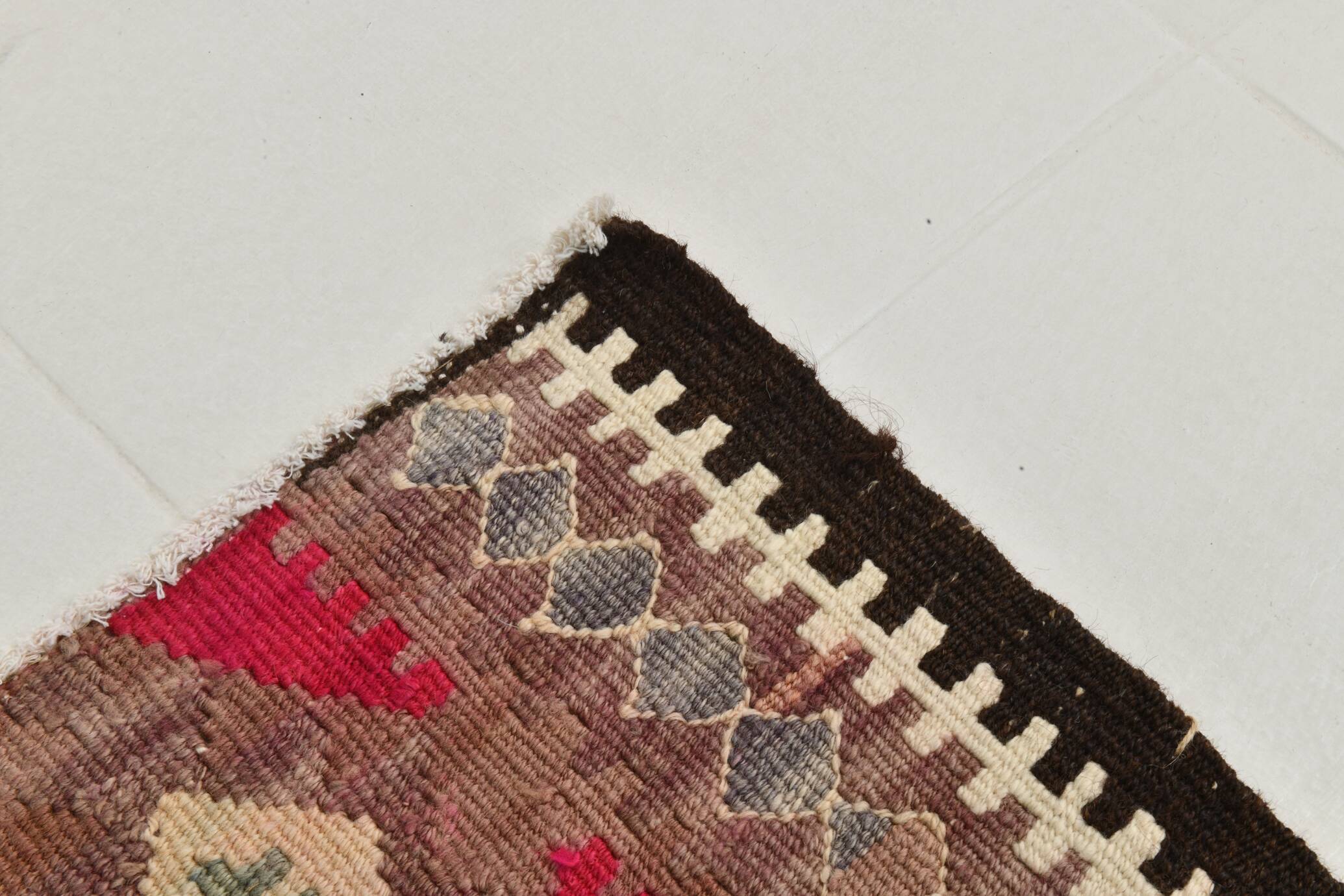 Tapis runner vintage kilim, tons rouges et beiges, motifs géométriques