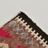 Tapis runner vintage kilim, tons rouges et beiges, motifs géométriques