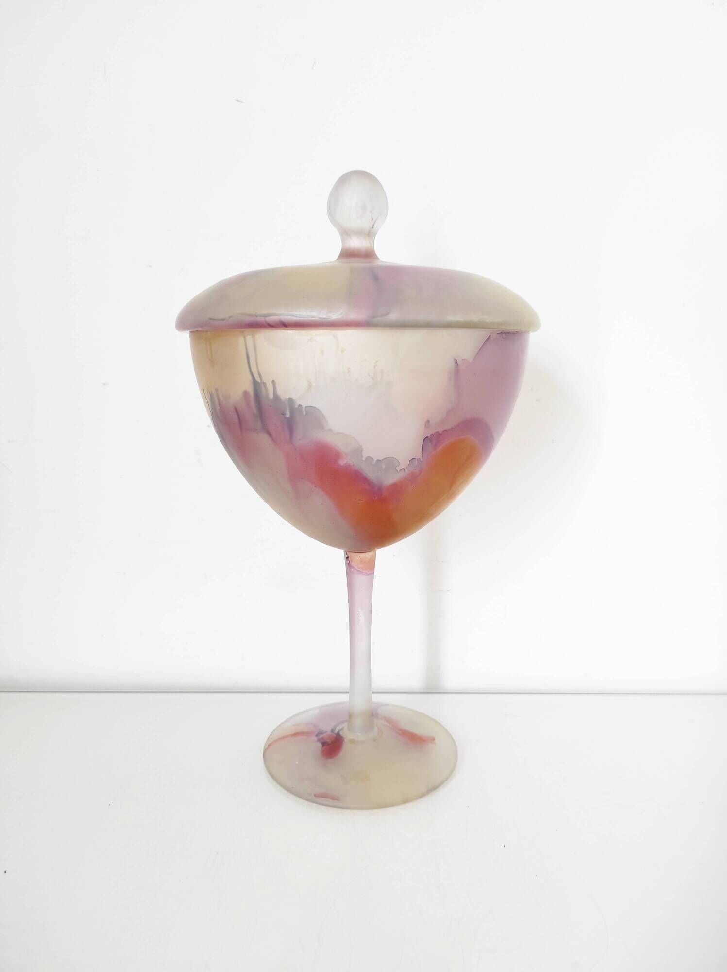 Bonbonnière en verre peint