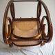 Rocking-chair en bois teinté et assise cannée
