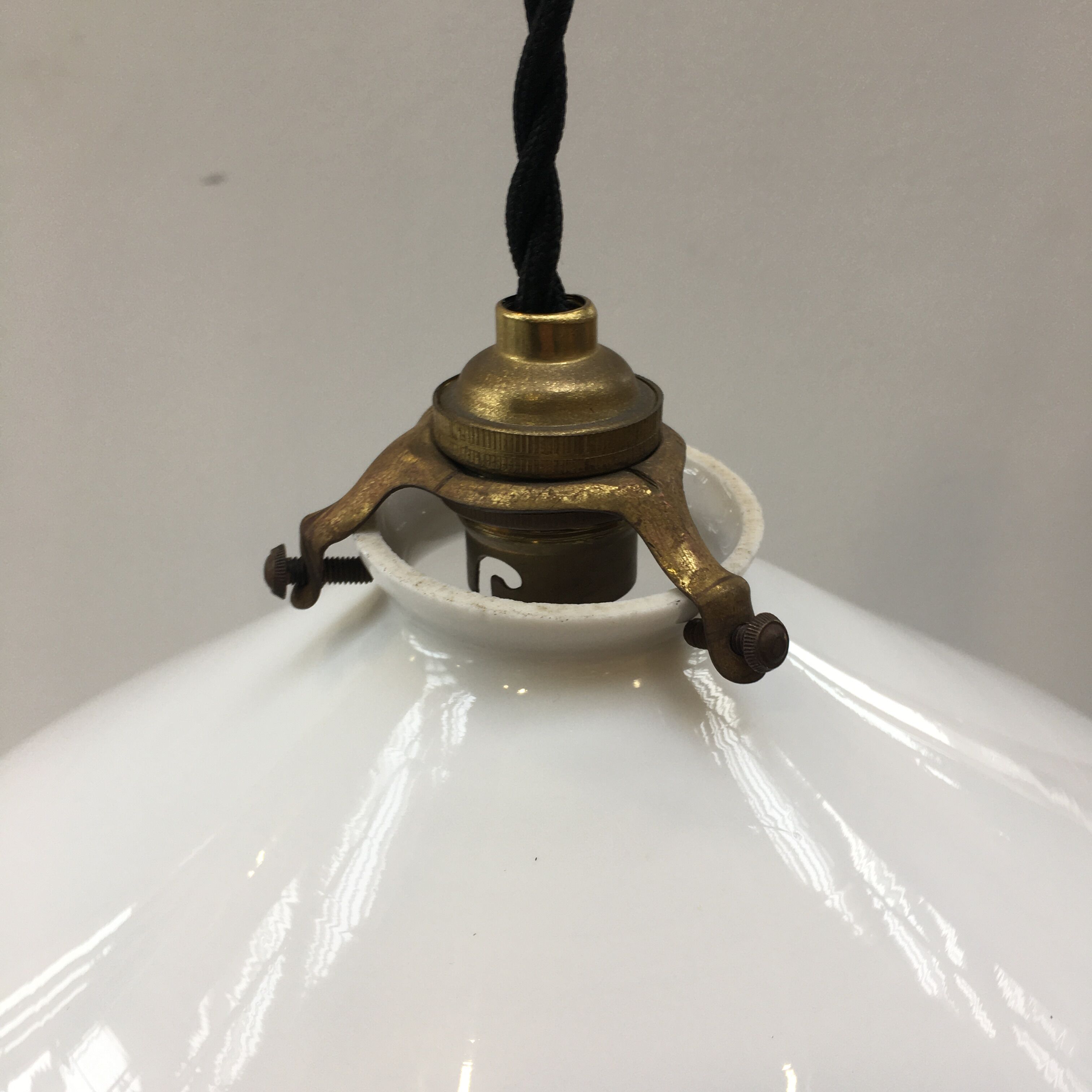 Suspension vintage en opaline blanche