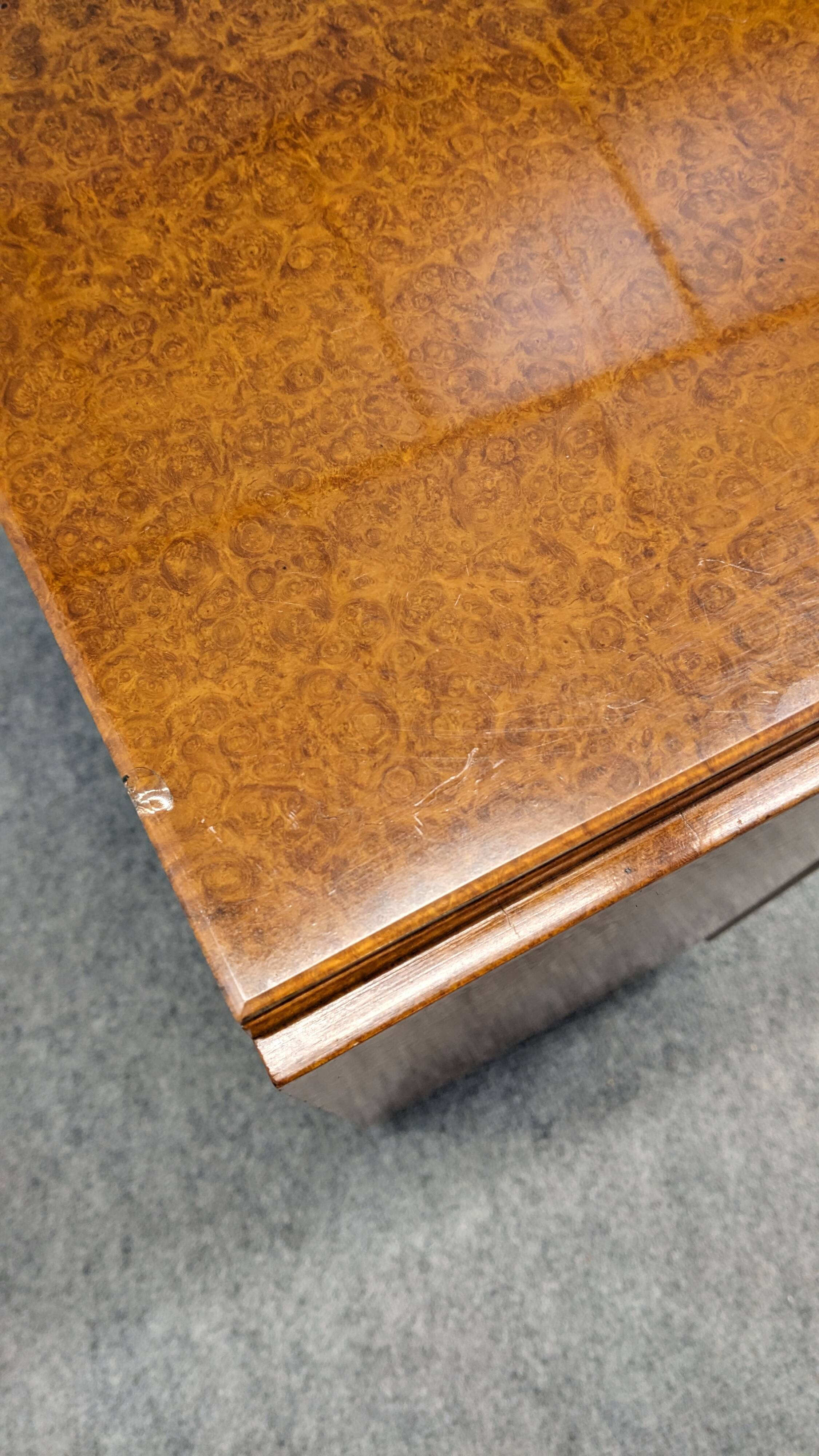 Pair of Art Deco amboyna burl bedside tables circa 1920
