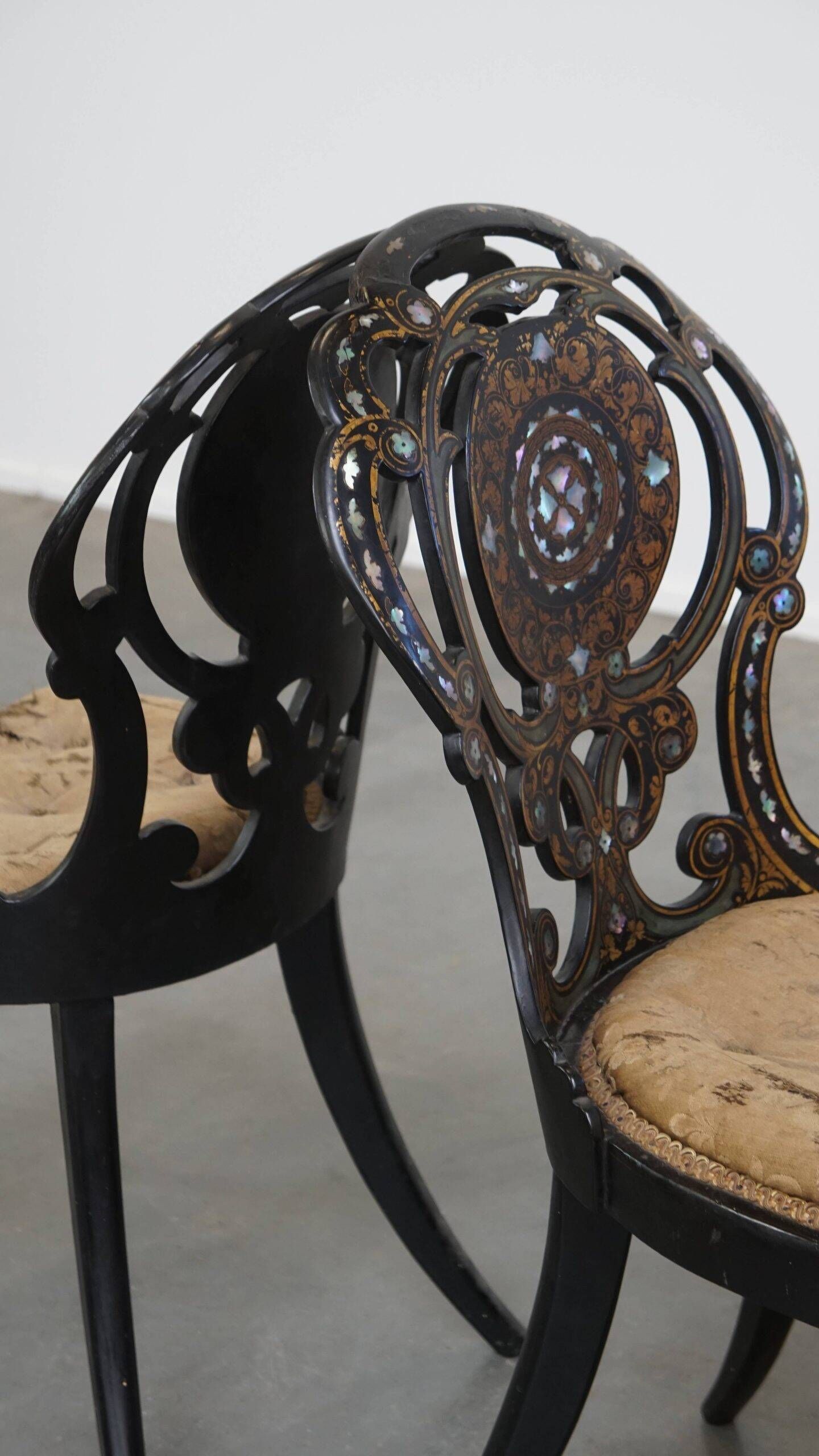 Ensemble antique de 2 chaises en nacre fabriquées en papier mâché.
