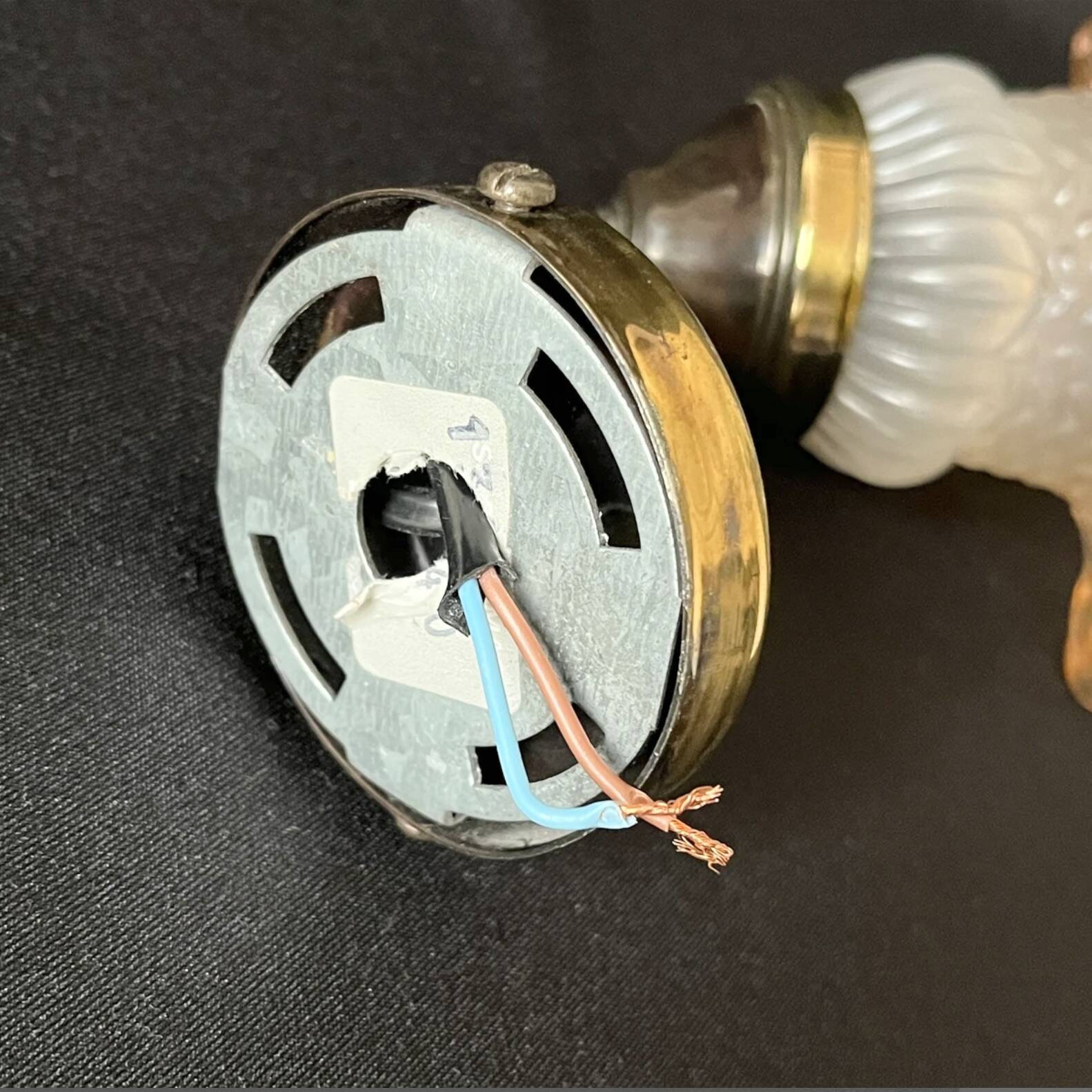 Applique murale col de cygne vintage en laiton et tulipe opaline fleur